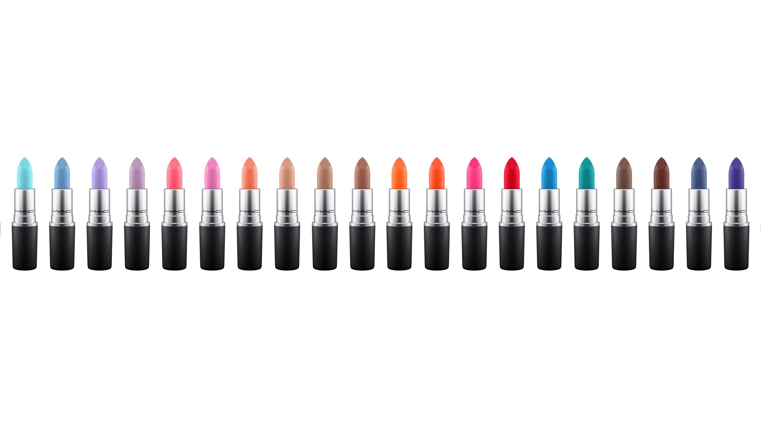 Mac Cosmetics 彩虹唇膏系列 壁紙 — 一排MAC唇膏，色彩鮮豔柔和，在潔白背景上展示。