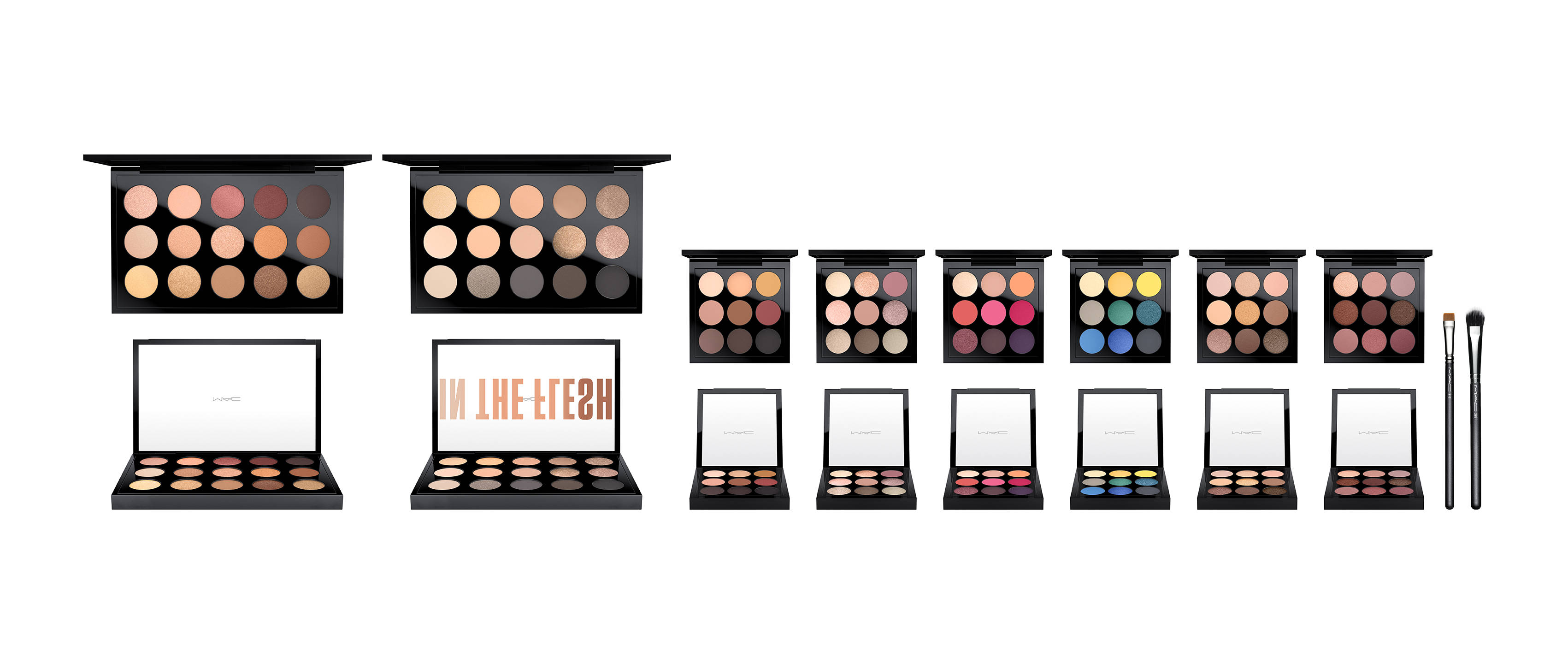 Mac Cosmetics 眼影盤 壁紙 — 潔白背景展示多個打開的化妝盤和一支刷子，呈現多種眼影顏色和質感。