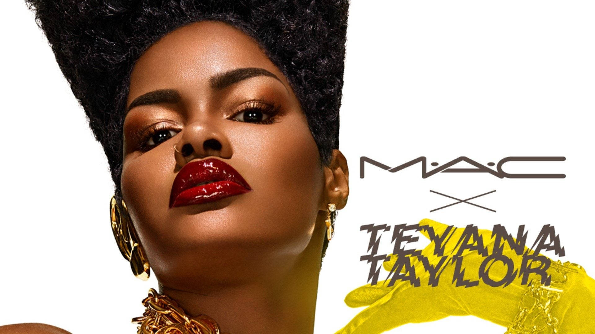 Mac Cosmetics 與 Teyana Taylor 合作 壁紙 — Teyana Taylor 的迷人肖像，擁有鮮豔紅唇和金色珠寶，背景為純白色並帶有 MAC 品牌標誌。