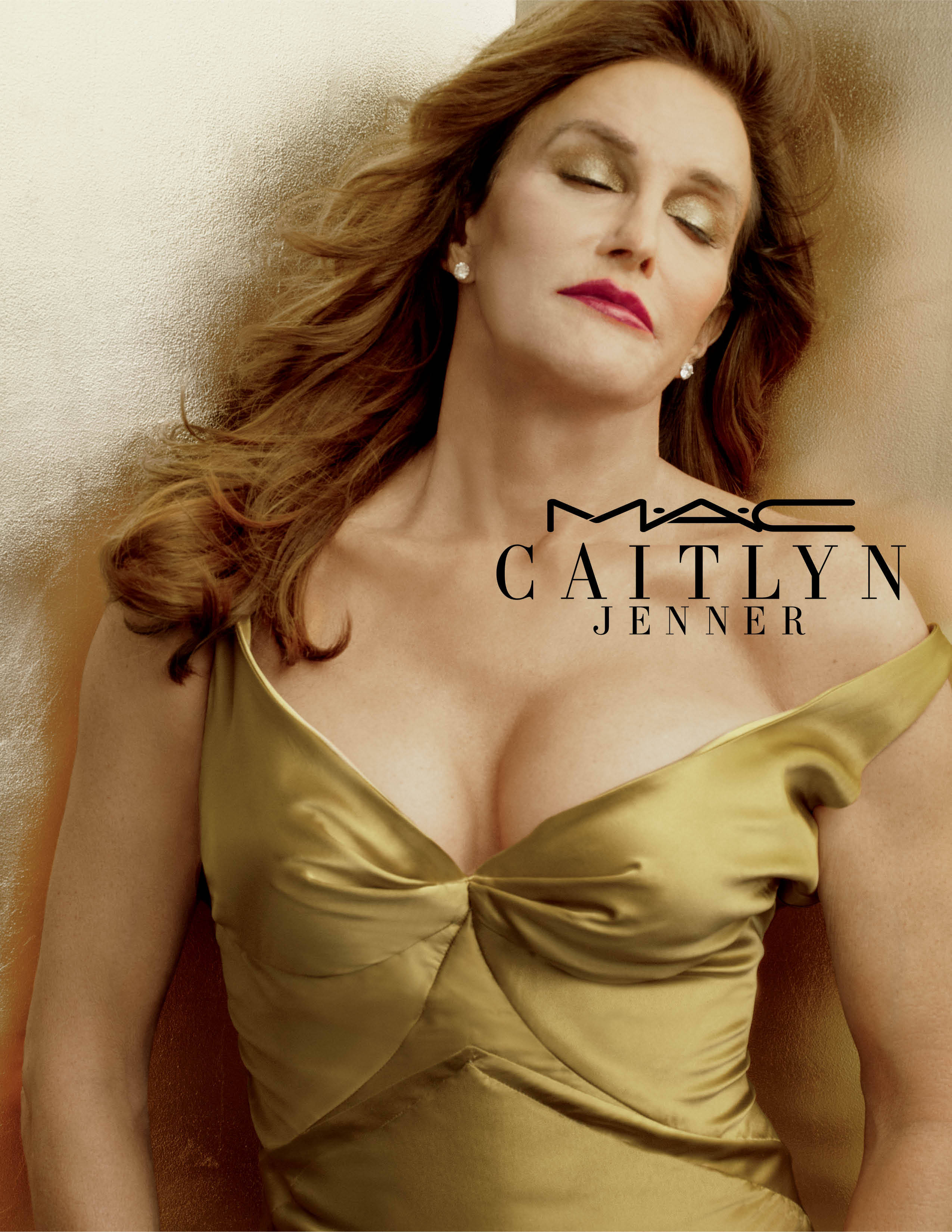 Mac Cosmetics 與 Caitlyn Jenner 合作 壁紙 — Caitlyn Jenner 身穿閃閃發光的金色緞面禮服，靠著紋理金牆，閉上眼睛，嘴唇塗上大膽的紅色。