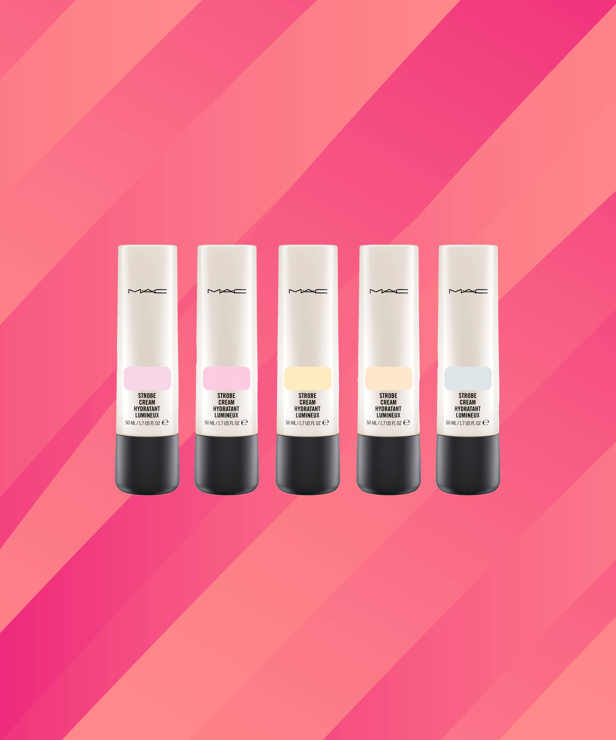 Mac Cosmetics 閃光乳霜 壁紙 — 五支MAC Strobe Cream管狀產品以柔和色調排列在充滿活力的粉紅色對角漸變背景上。