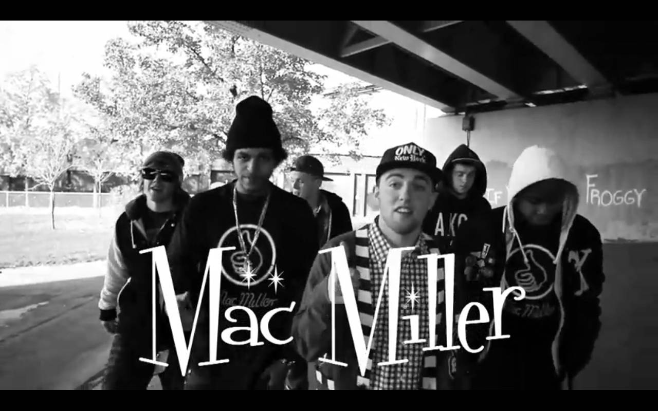 Mac Miller 同佢嘅團隊喺高架橋下，牆上有塗鴉。