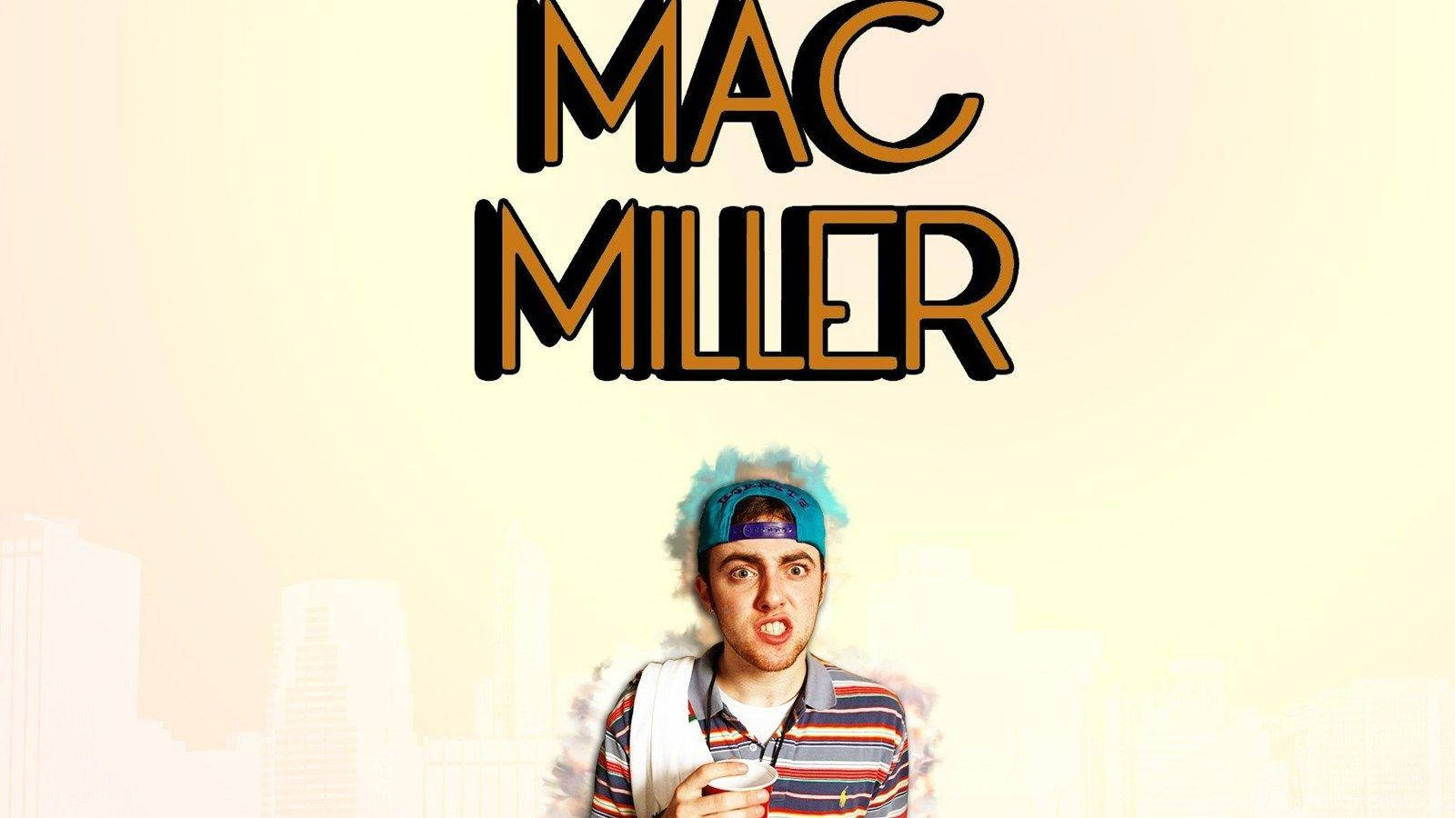 Mac Miller 戴著藍色帽子和條紋襯衫，背景是米色的城市天際線。