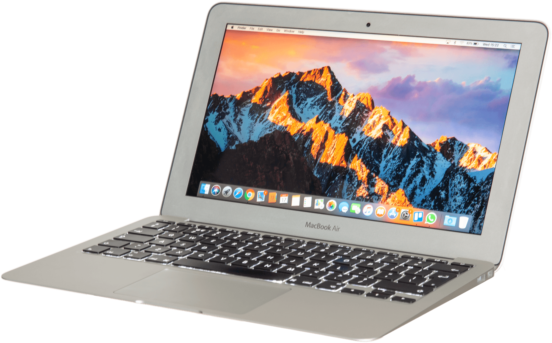 MacBook Air 山景壁紙 壁紙 — 銀色 MacBook Air 手提電腦打開，屏幕上顯示雪山上充滿活力的日落。