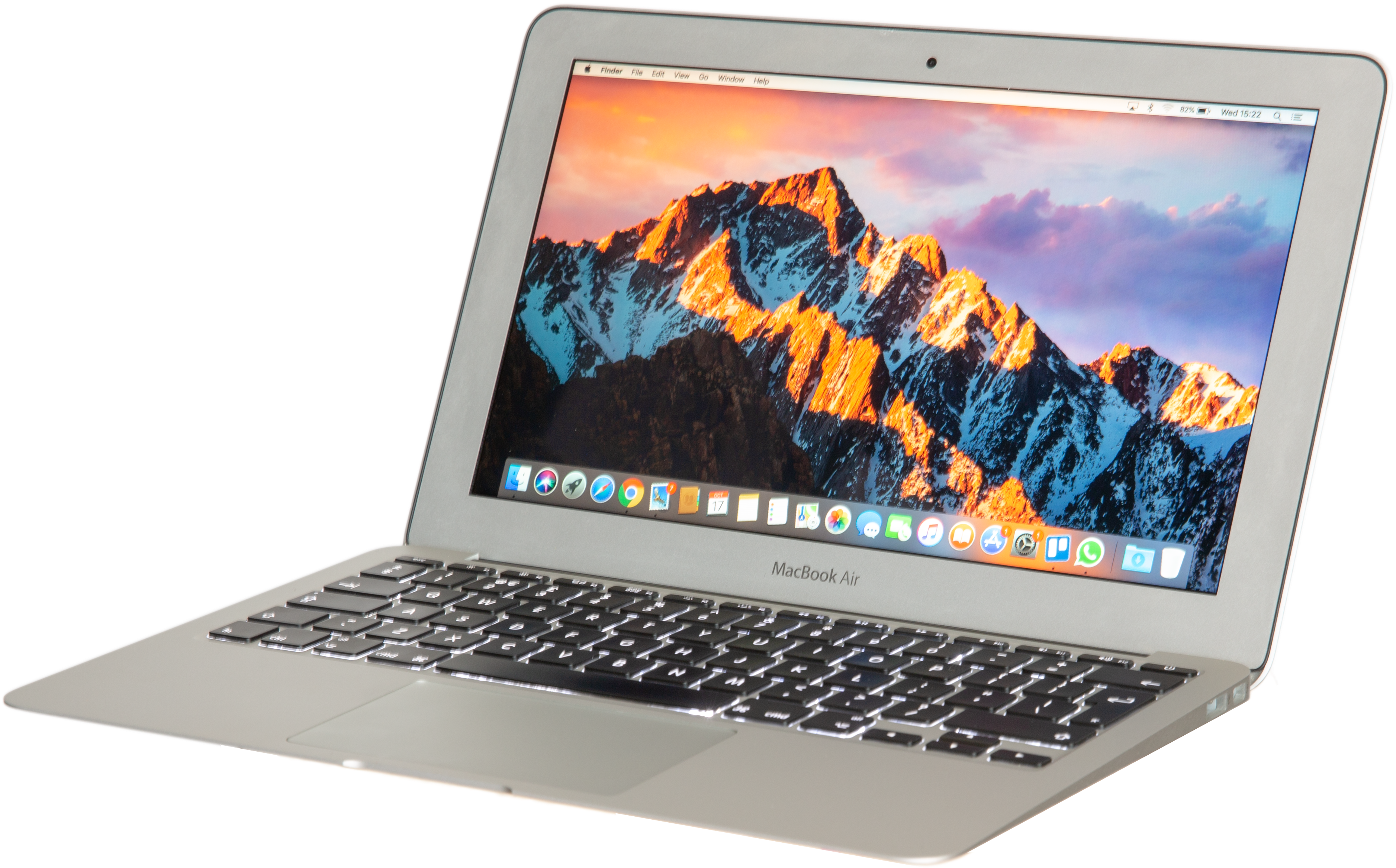 MacBook Air 山景壁紙 壁紙 — 銀色 MacBook Air 手提電腦打開，屏幕上顯示雪山上充滿活力的日落。