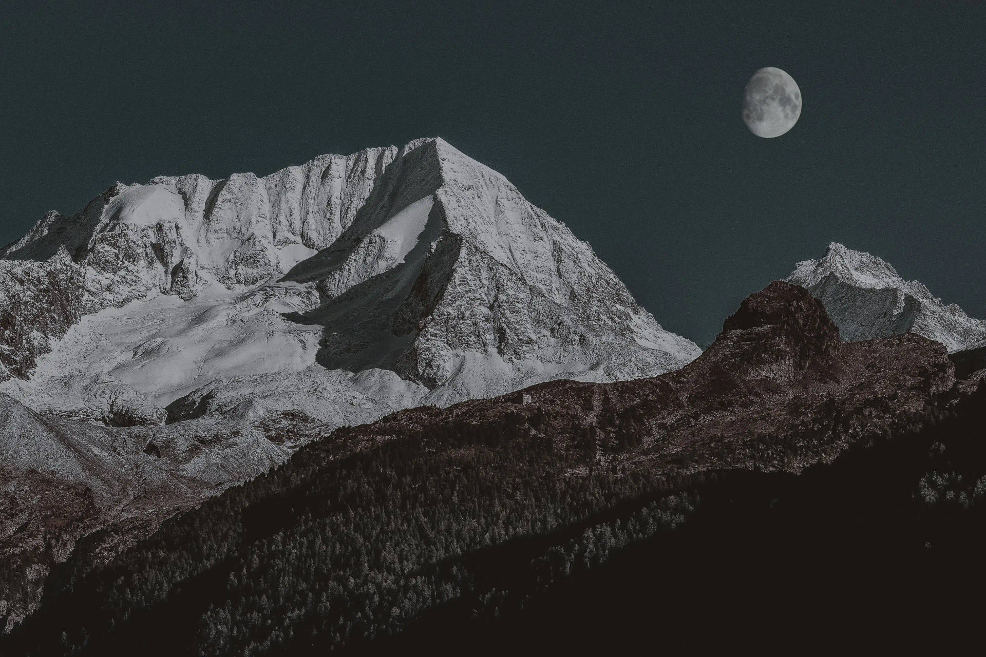 彎月下的積雪山峰