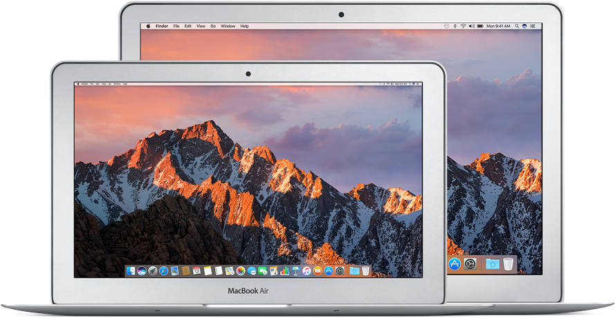 雙螢幕 MacBook Air 佈置 壁紙 — 兩部銀色 MacBook Air 手提電腦顯示出沐浴在溫暖日出光線中的雄偉雪山山脈。