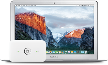 MacBook Air與無線路由器 壁紙 — 一部銀色 MacBook Air 顯示出充滿活力的山脈壁紙，帶有橙色懸崖和多雲的天空，而前面放著一個白色華為路由器。