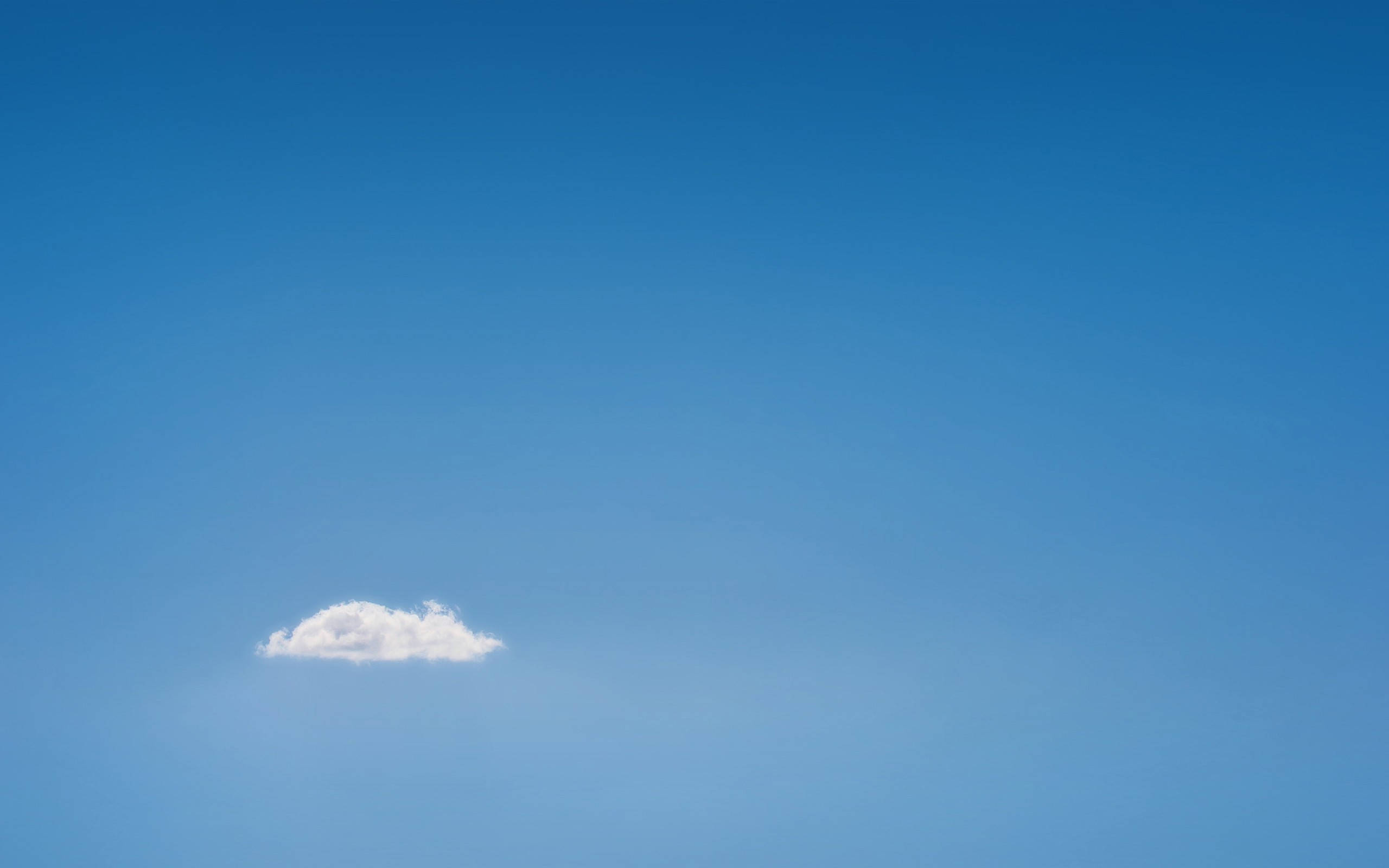 MacBook Air 孤獨雲朵 壁紙 — 一朵蓬鬆的白雲獨自飄浮在廣闊清澈的藍天上。