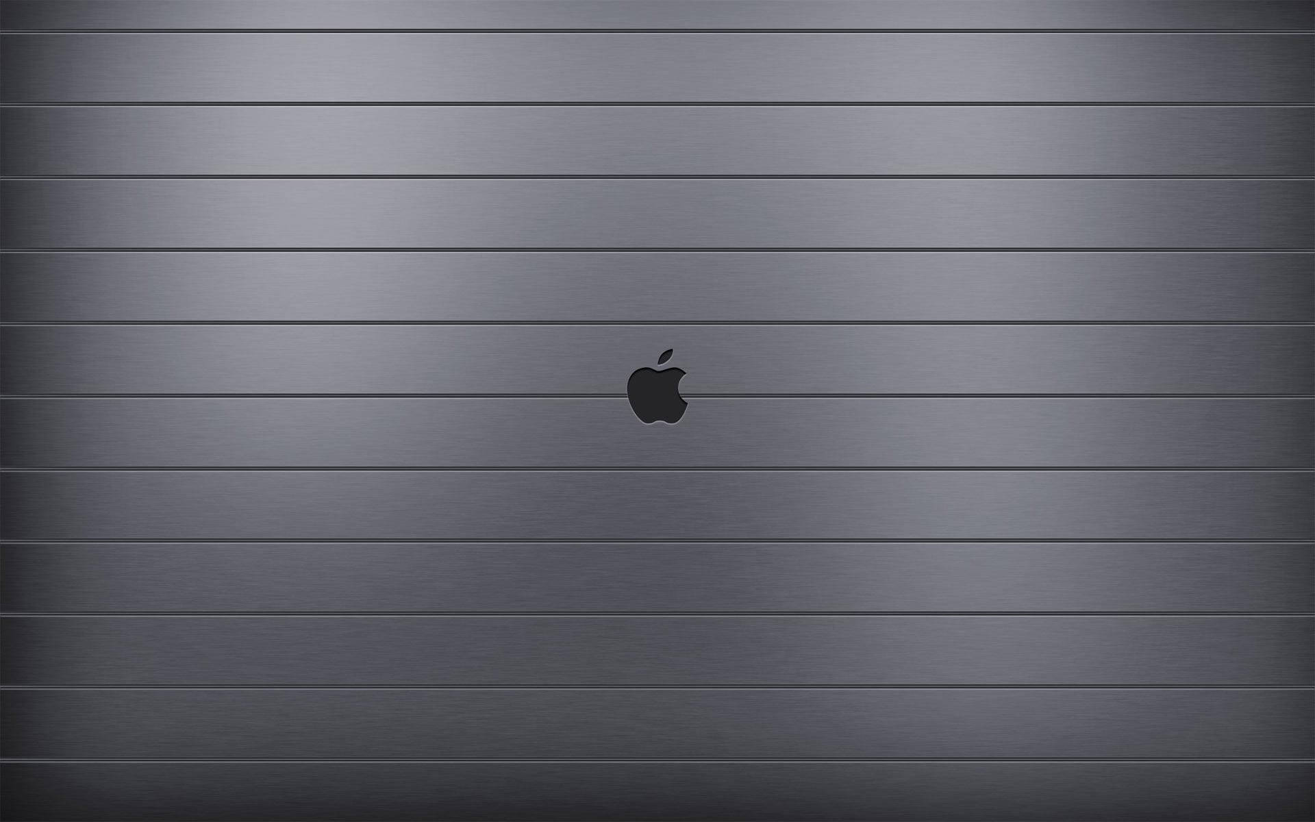 拉絲金屬表面上嘅Apple標誌，帶有水平線條。