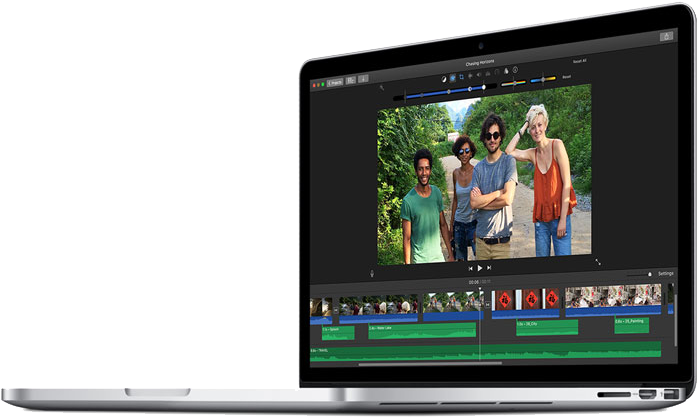 MacBook顯示影片編輯軟體畫面 壁紙 — 手提電腦屏幕顯示一個影片編輯軟件，上面有一張充滿活力的照片，四位微笑的朋友在戶外翠綠的環境中擺姿勢。