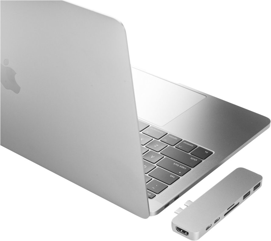 銀色 MacBook Pro 配 USB-C 外接擴充埠 壁紙 — 一部時尚的銀色 MacBook 手提電腦，連接了一個銀色 USB-C 集線器，置於黑色背景上。