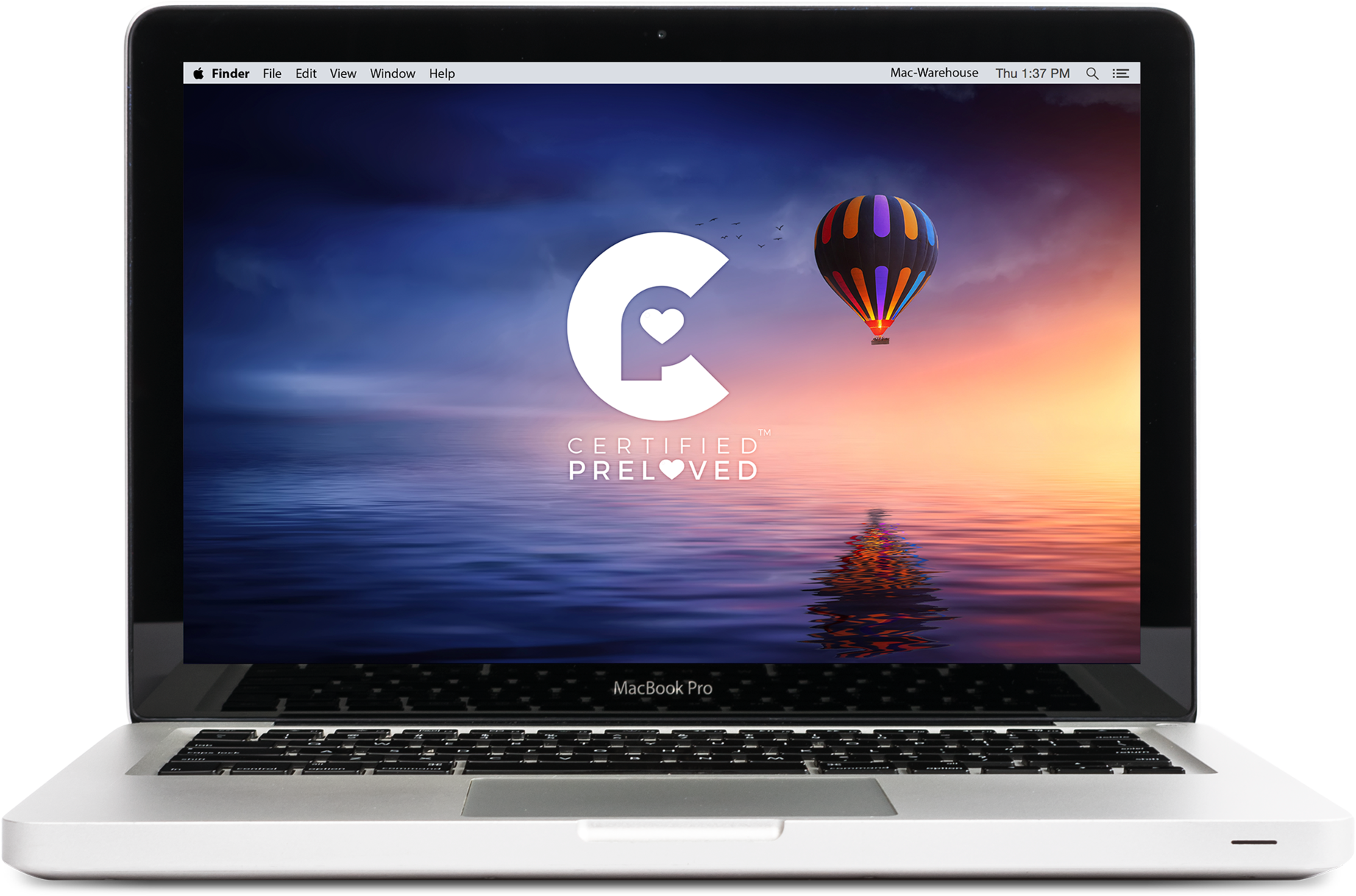 MacBook Pro 二手認證顯示 壁紙 — 一部銀色 MacBook Pro 顯示日落桌布，上面有彩色熱氣球在水面上方和「Certified Preloved」標誌。