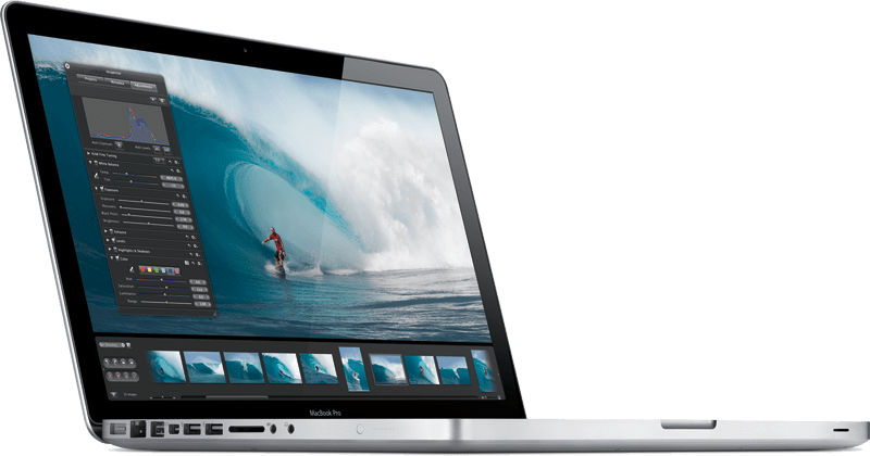 MacBook Pro 側面視圖 壁紙 — 一部時尚的銀色 MacBook Pro 在動態衝浪場景上顯示充滿活力的照片編輯界面，並有巨大的藍綠色波浪。