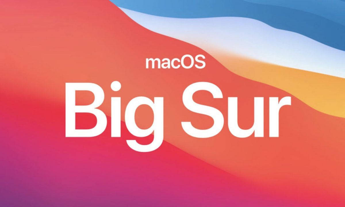 macOS Big Sur 彩繪筆觸壁紙 壁紙 — 充滿活力的抽象波浪，珊瑚粉、橙色、黃色和藍色在粗體白色 macOS Big Sur 文字後流動。