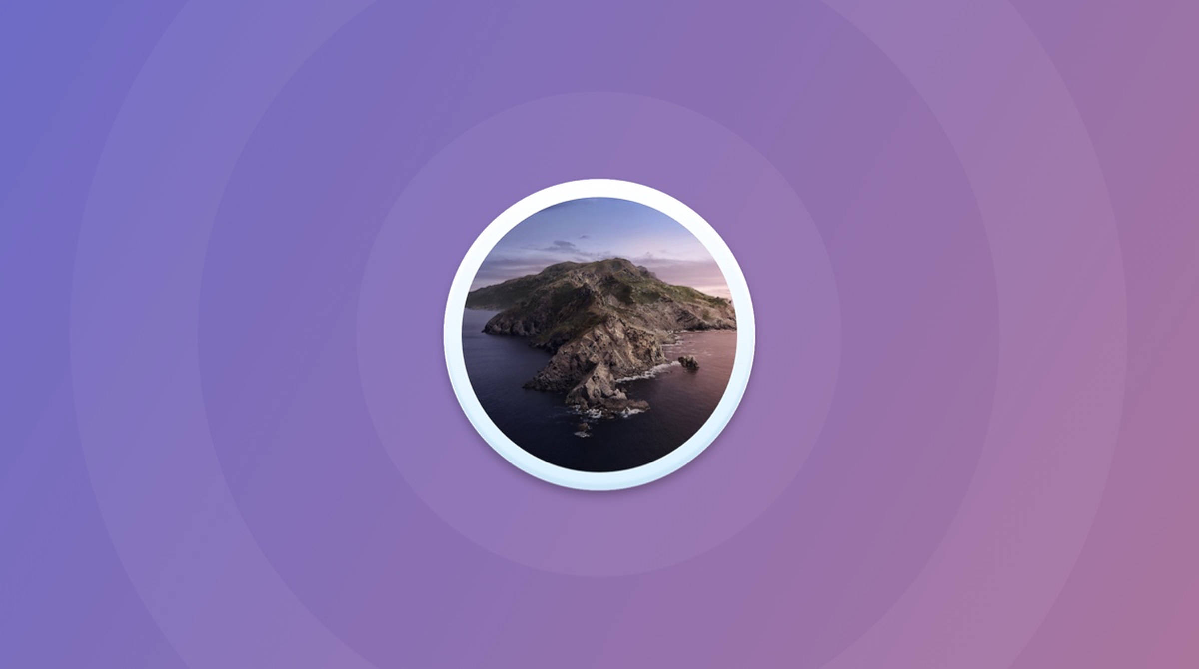 macOS Catalina 圖示 壁紙 — 圓形窗框展現出黃昏時分崎嶇的海岸島嶼，背景為柔和的紫色漸變。