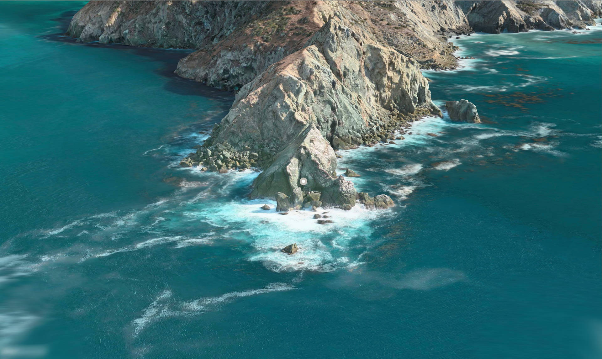 崎嶇懸崖與碧綠海洋相遇，海浪拍打，白色泡沫。