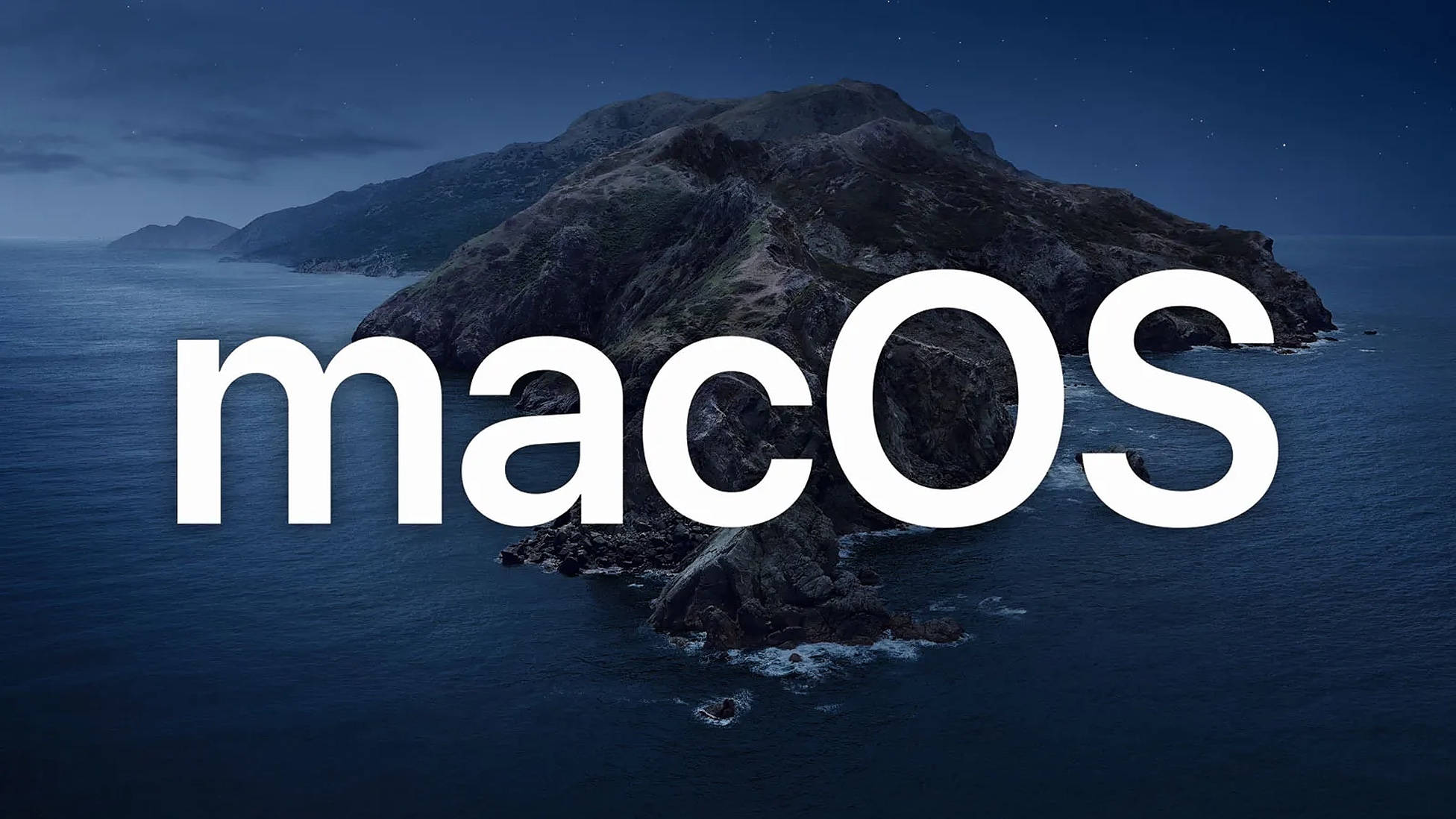 macOS Catalina 操作系統 壁紙 — macOS 標誌在夜晚漂浮在一個黑暗的岩石島嶼上空，伴隨著星空和寧靜的海洋。