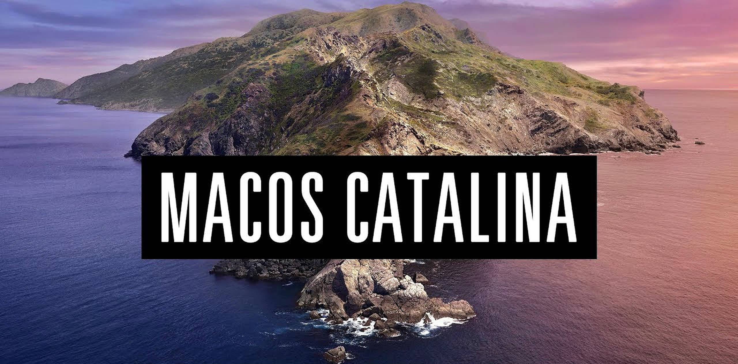 macOS Catalina 文字 壁紙 — 在粉紅和紫色日落天空下，一座崎嶇的綠色島嶼從深藍色海水中升起。
