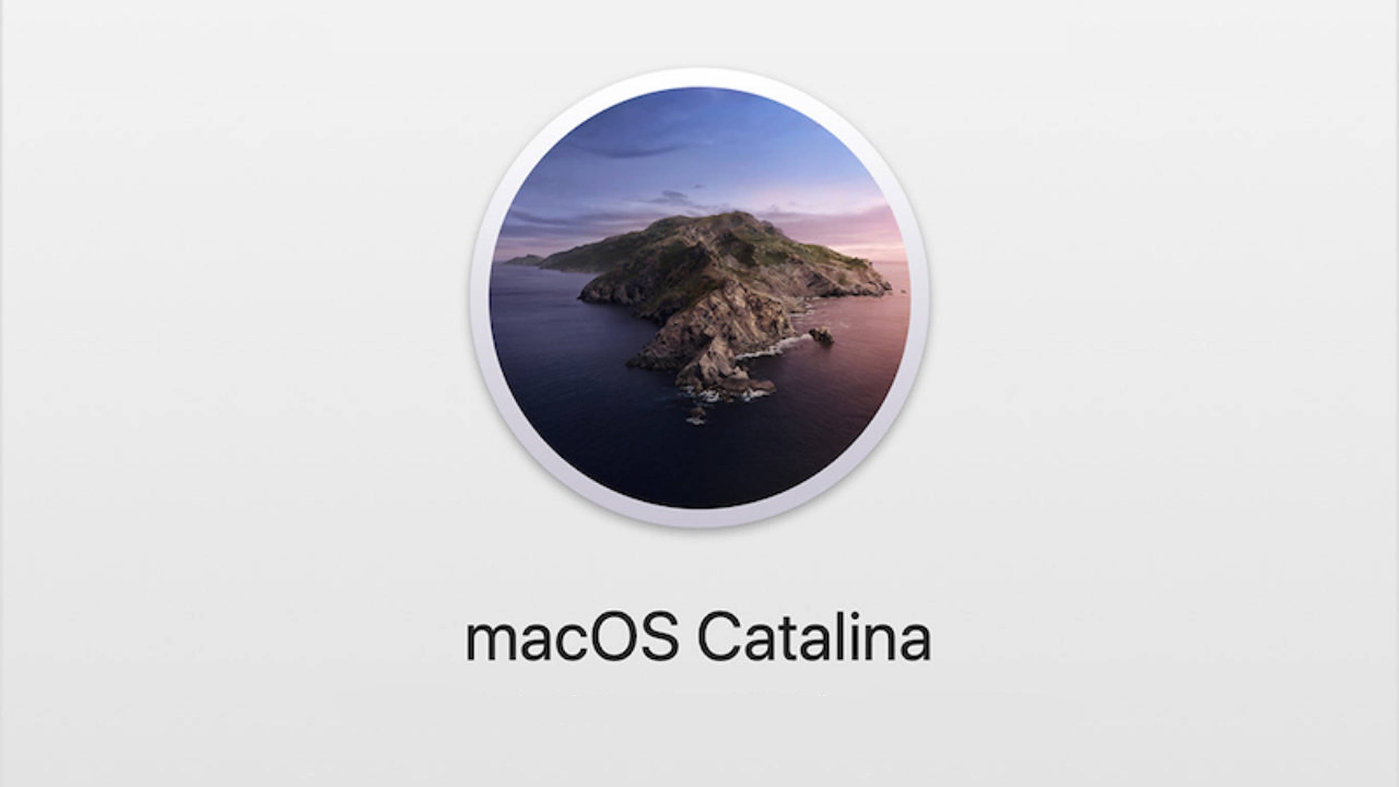 macOS Catalina 標誌 壁紙 — 一個圓形的 macOS Catalina 標誌，展示一個岩石島嶼在日落時分，紫色和粉紅色的天空映襯在深藍色的海水上。