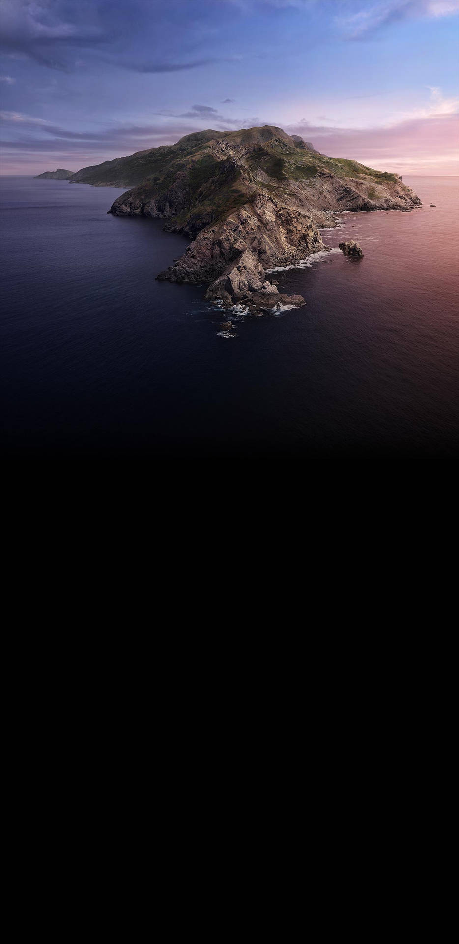 黃昏時分的岩石島嶼，平靜的海水和紫粉色的天空