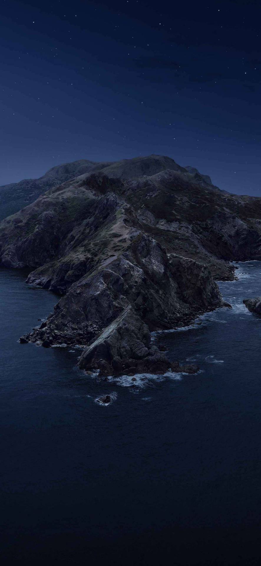 崎嶇的山脈海岸，星空夜空下，黑暗的海洋