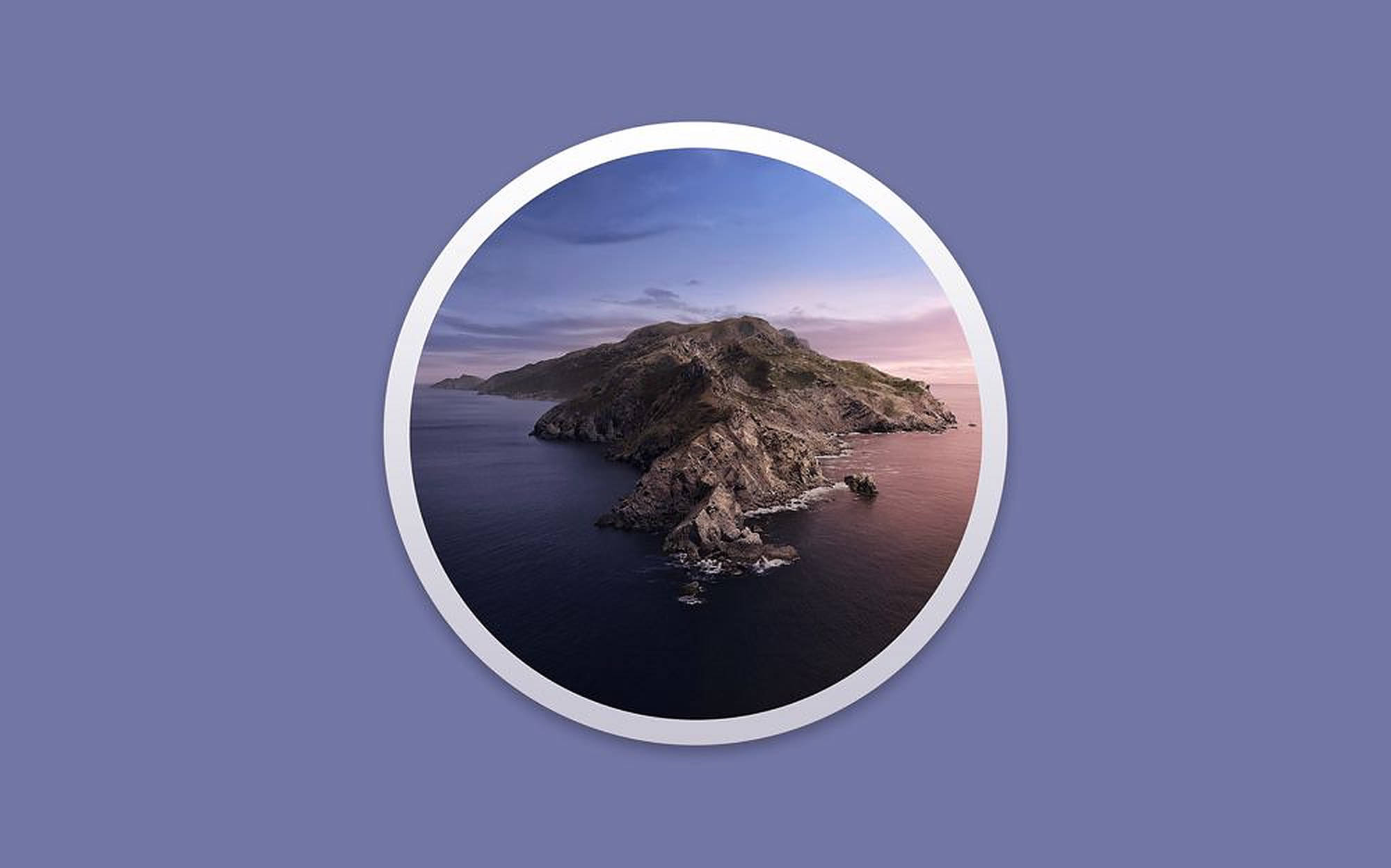 macOS Catalina 紫色海報 壁紙 — 一個圓形框起的照片，展示崎嶇島嶼在日落時分，粉紅和紫色的天空映照在平靜的海面上。