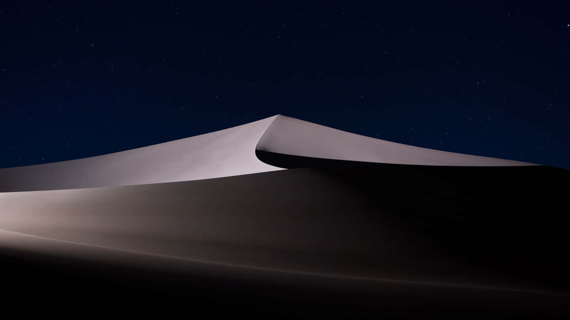 macOS Sequoia 深色模式 壁紙 — 在繁星點點的夜空下，一座孤獨的沙漠沙丘，柔和的月光突顯其平滑的曲線。