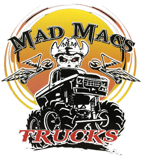 Mad Mac's Trucks 標誌 壁紙 — 一個大膽的標誌，骷髏頭戴著牛仔帽，站在帶有翼狀扳手的怪獸卡車上，背景是太陽爆發。