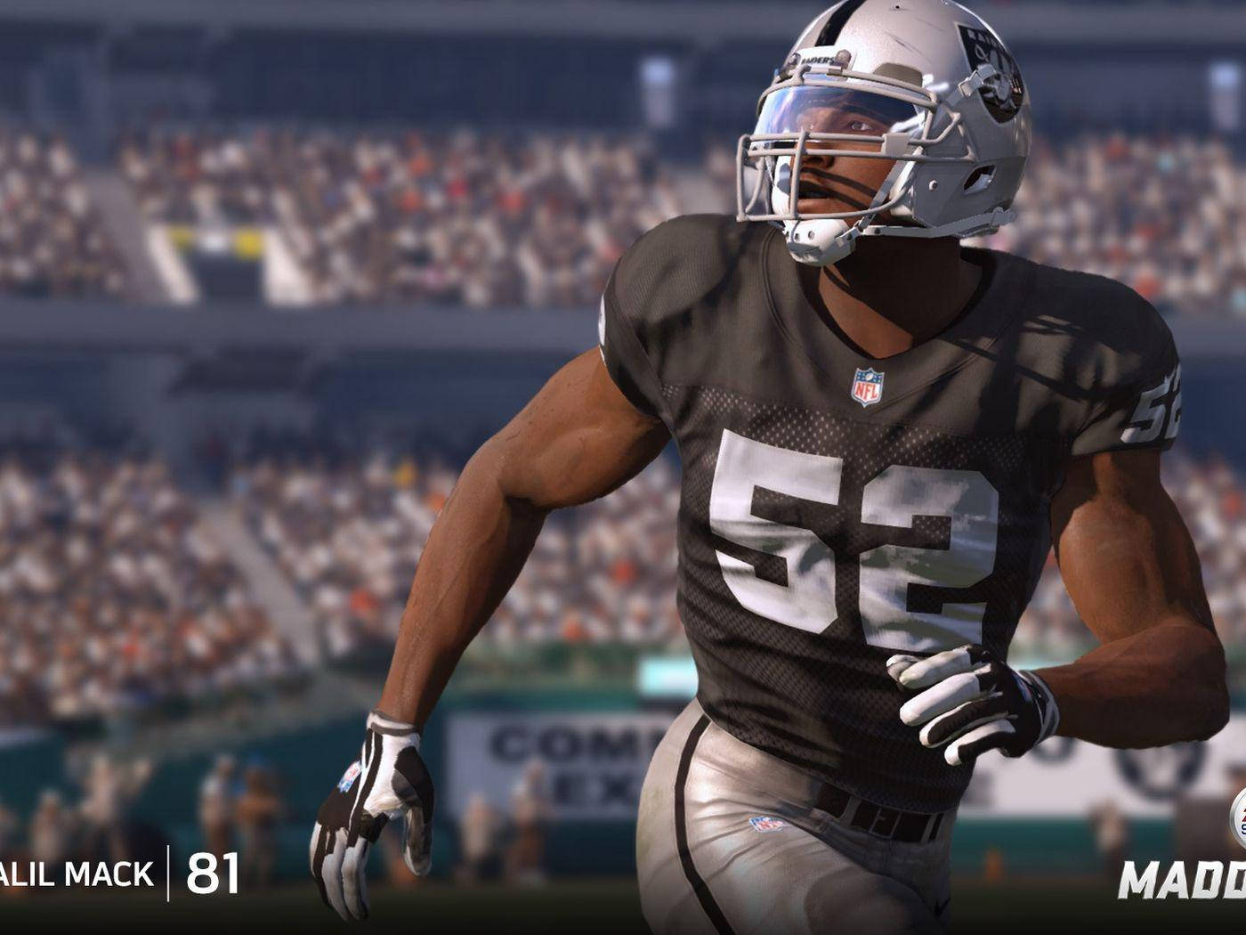 Madden NFL 賽事中的拉斯維加斯突襲者隊卡里爾·麥克 壁紙 — 一名身穿黑銀色制服的美式足球員在球場上疾馳，背景是模糊的人群。