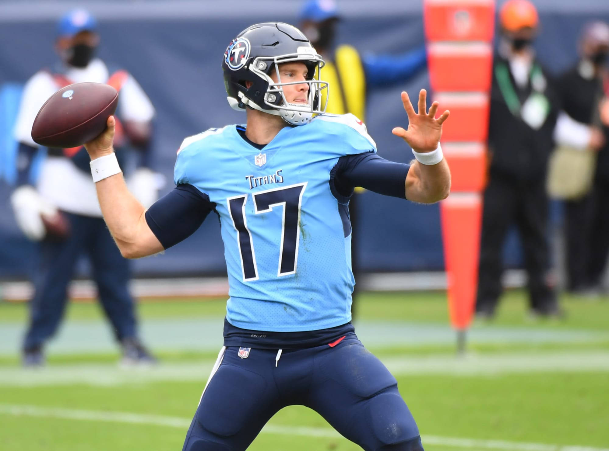 Madden NFL瑞安·坦尼爾投擲足球 壁紙 — 一位身穿淺藍色17號球衣的田納西泰坦四分衛在日間比賽中揮臂準備傳球。