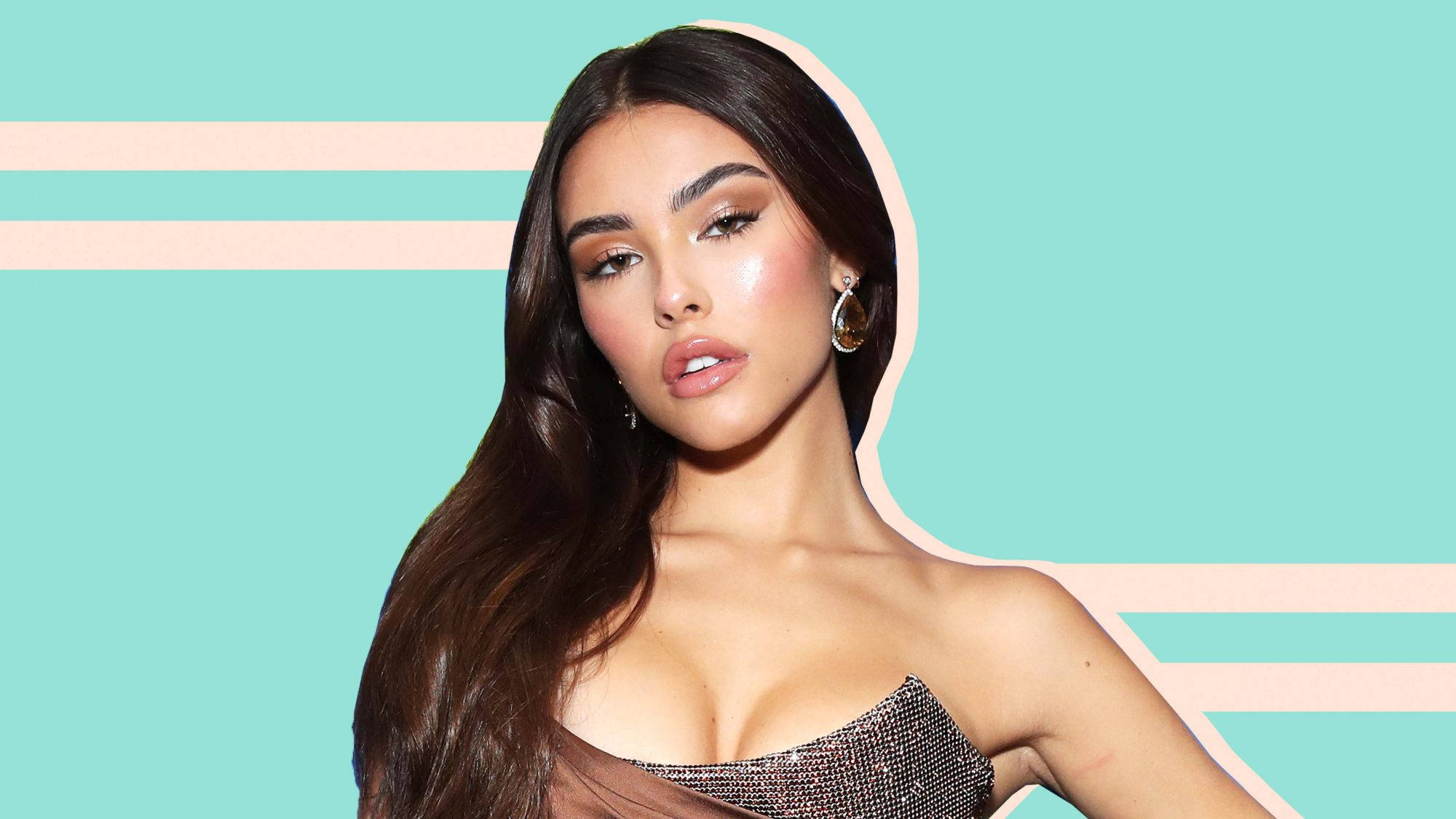 Madison Beer 最簡約風格 壁紙 — 一位擁有長長黑髮和誇張妝容的迷人女性，在帶有蜜桃色條紋的藍綠色背景前擺姿勢。