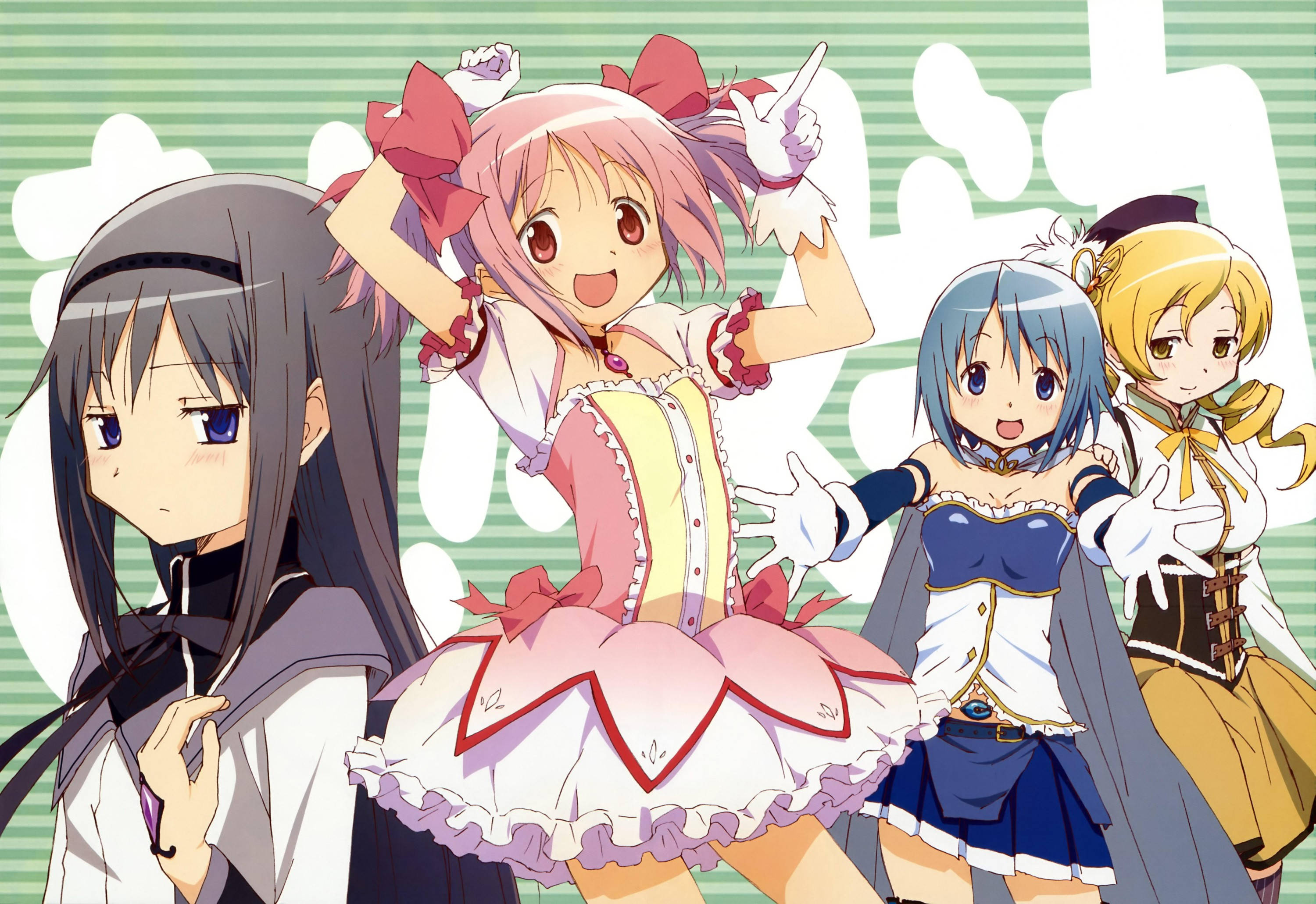 歡樂魔法少女Madoka角色 壁紙 — 四個動漫女孩穿著色彩繽紛的服裝，在帶有白色花卉圖案的綠色條紋背景前開心地擺姿勢。