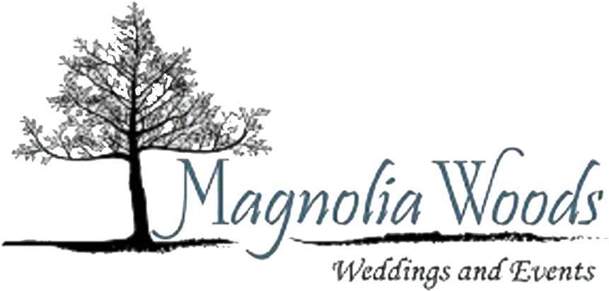 Magnolia Woods 婚禮活動標誌 壁紙 — 一個風格化的單色樹木標誌，帶有優雅的手寫文字，在黑色背景上顯示 Magnolia Woods Weddings and Events。