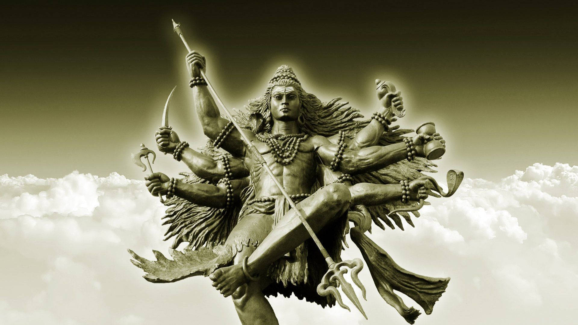 Mahakal怒像 壁紙 — 一尊莊嚴的多臂印度教神像漂浮在雲端之上，在復古色調的戲劇性天空中手持武器和象徵物。