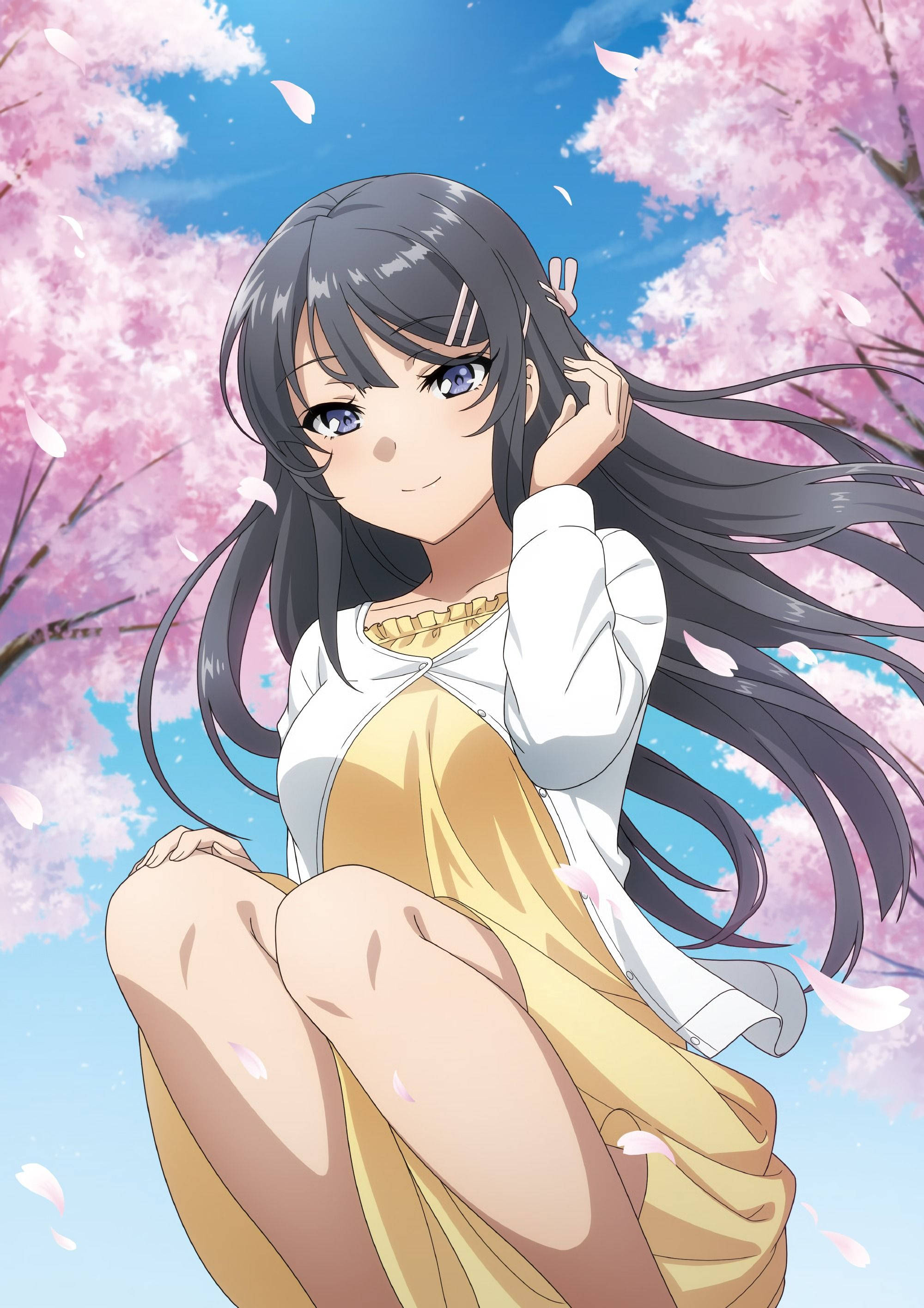 Mai Sakurajima 樱花樹下 壁紙 — 一個微笑的動漫女孩，長長的黑髮，坐在盛開的粉紅色櫻花下，背景是晴朗的藍天。