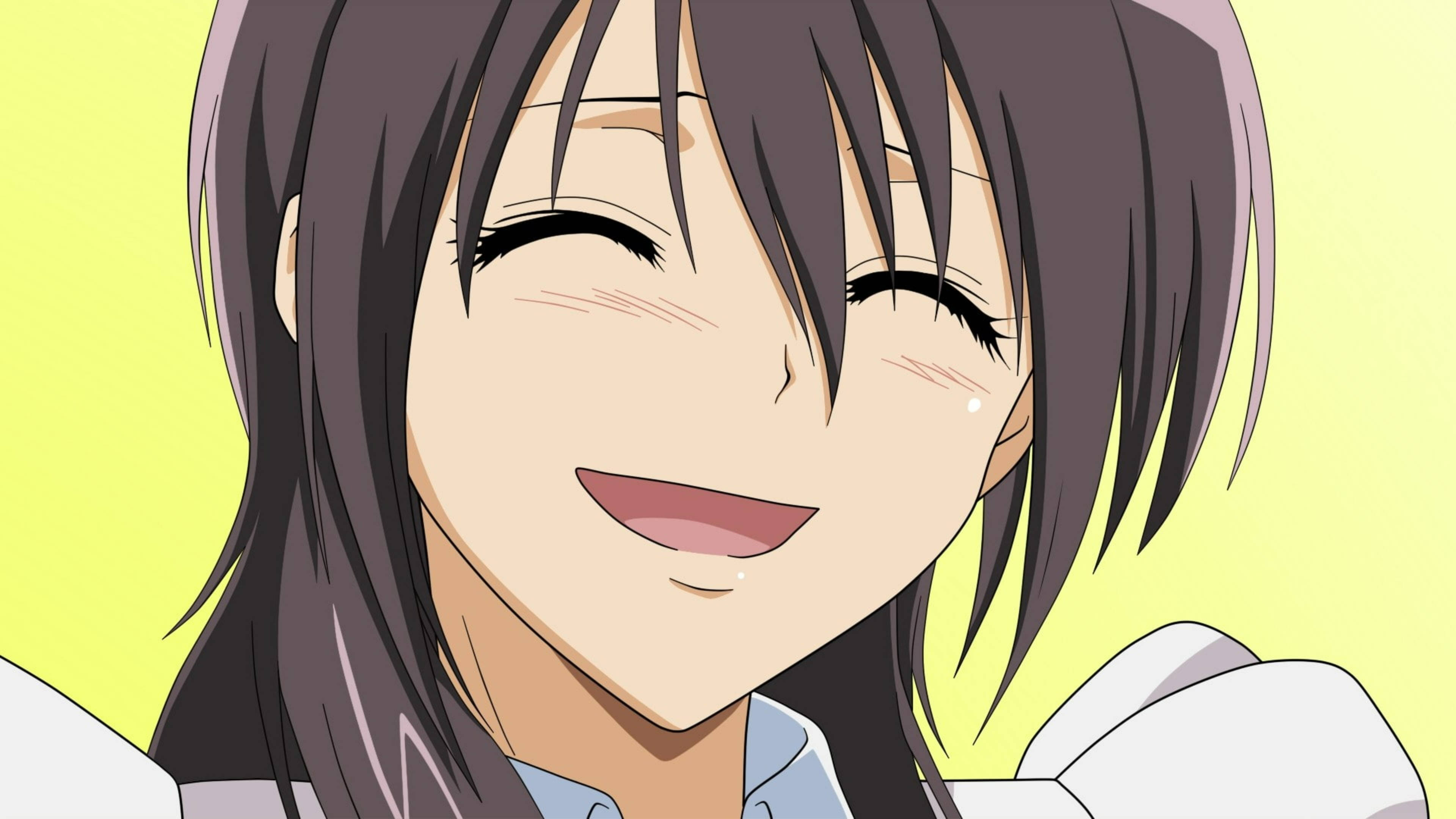 《 Maid Sama 》愛崎美咲開懷大笑 壁紙 — 一個開心的動漫女孩，深色頭髮，閉著眼睛，在柔和的黃色背景上閃耀。