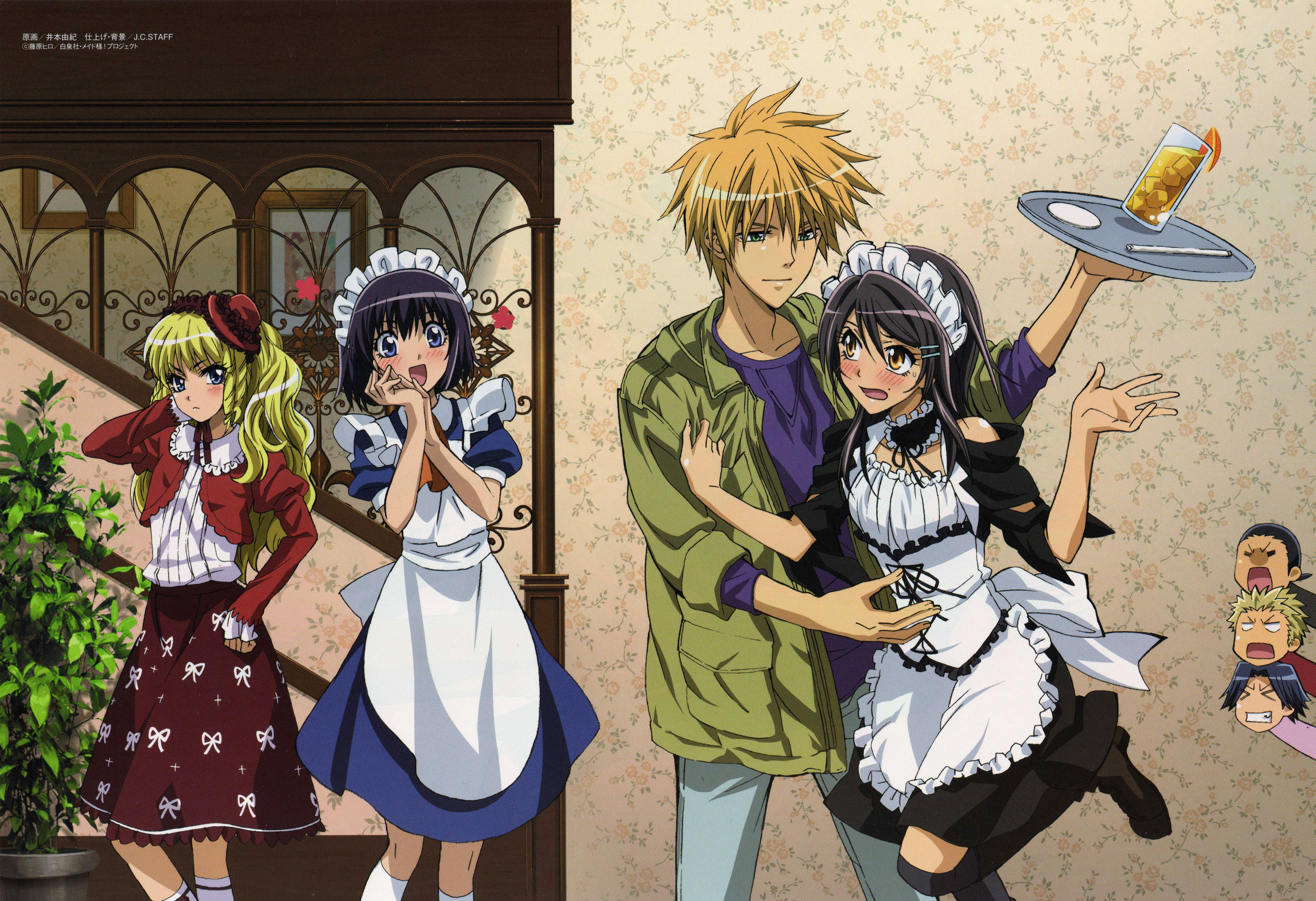 Maid Sama Maid Latte 咖啡廳 壁紙 — 穿著女僕裝的動漫角色在溫暖照明的室內環境中，與華麗的樓梯和盆栽植物互動嬉戲。
