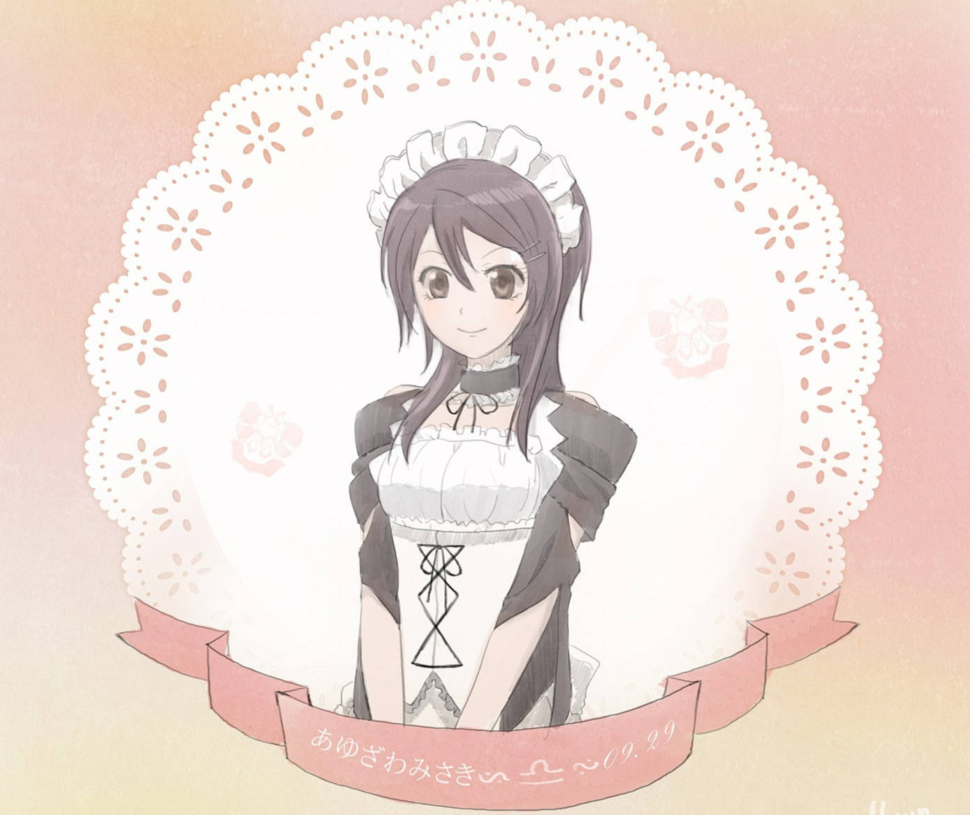 Maid Sama Misaki Ayuzawa 主角形象 壁紙 — 一個可愛的動漫女孩穿著女僕裝，在裝飾蕾絲框架內對著柔和粉彩背景溫柔微笑。