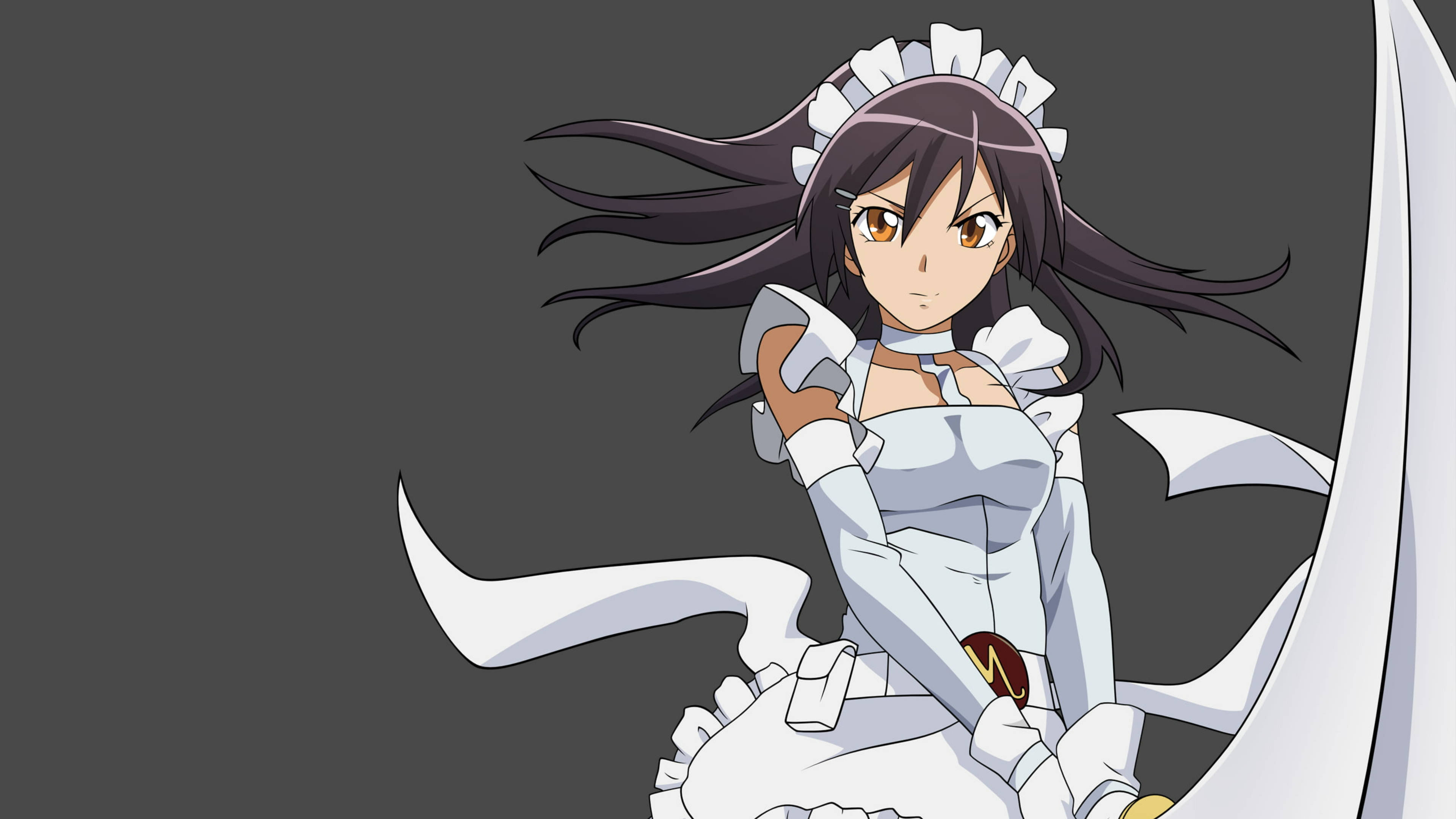 Maid Sama Misaki Ayuzawa 穿白色服裝 壁紙 — 灰色背景前，身穿白色女僕裝、飄逸黑髮、表情堅定的動漫女孩。