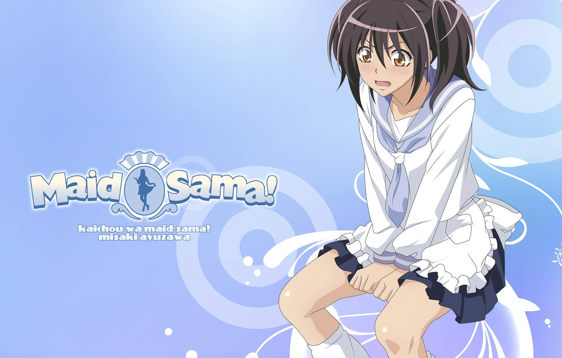 Maid Sama Misaki Ayuzawa 藍色抽象風 壁紙 — 穿著女僕裝的動畫女孩坐在柔軟的藍色漩渦背景上，帶有節目名稱。