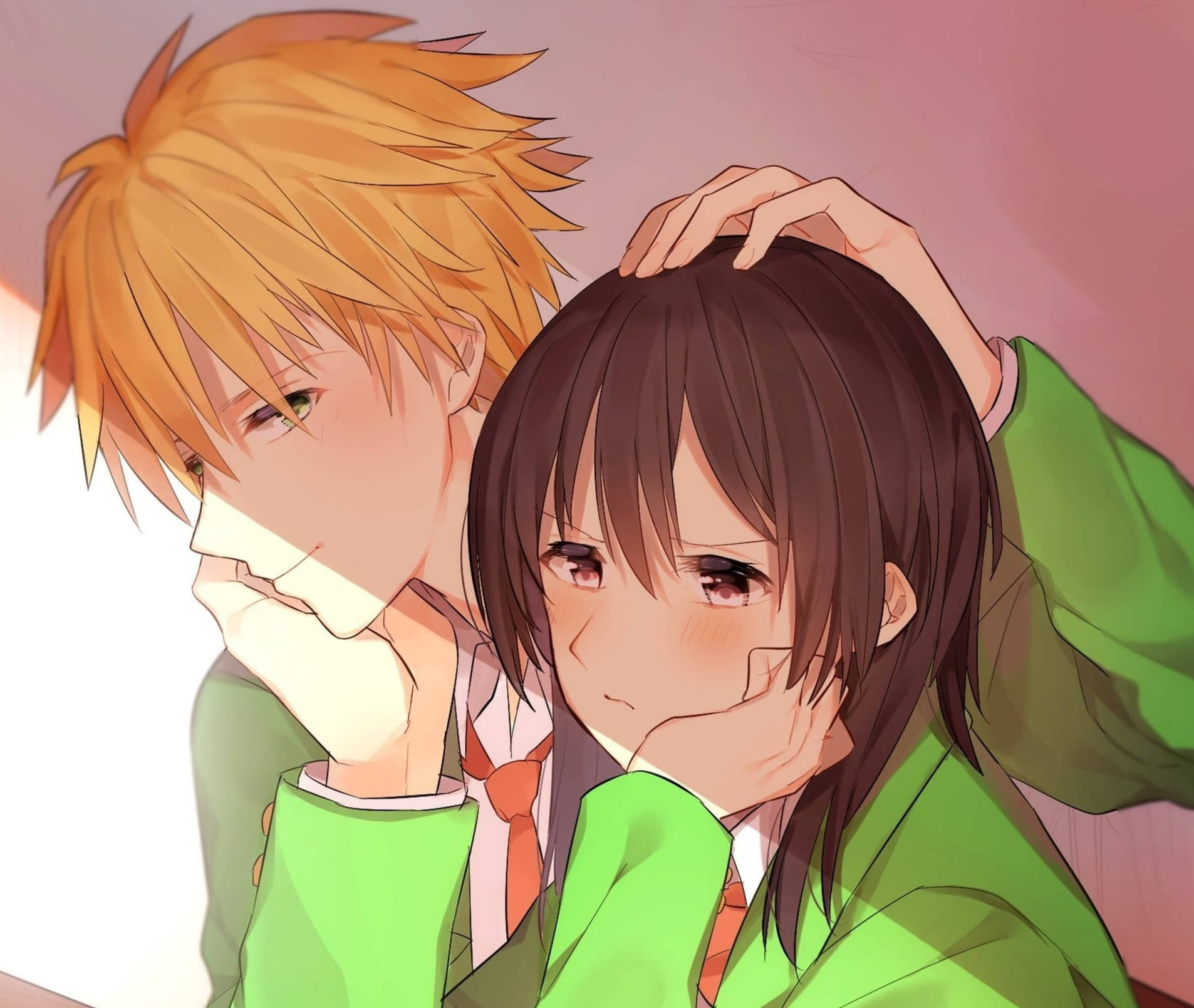 Maid Sama Seika 高中制服 壁紙 — 兩個穿著綠色制服嘅動漫青少年分享一個溫柔嘅時刻，其中一個輕輕將手放在另一個嘅頭上。