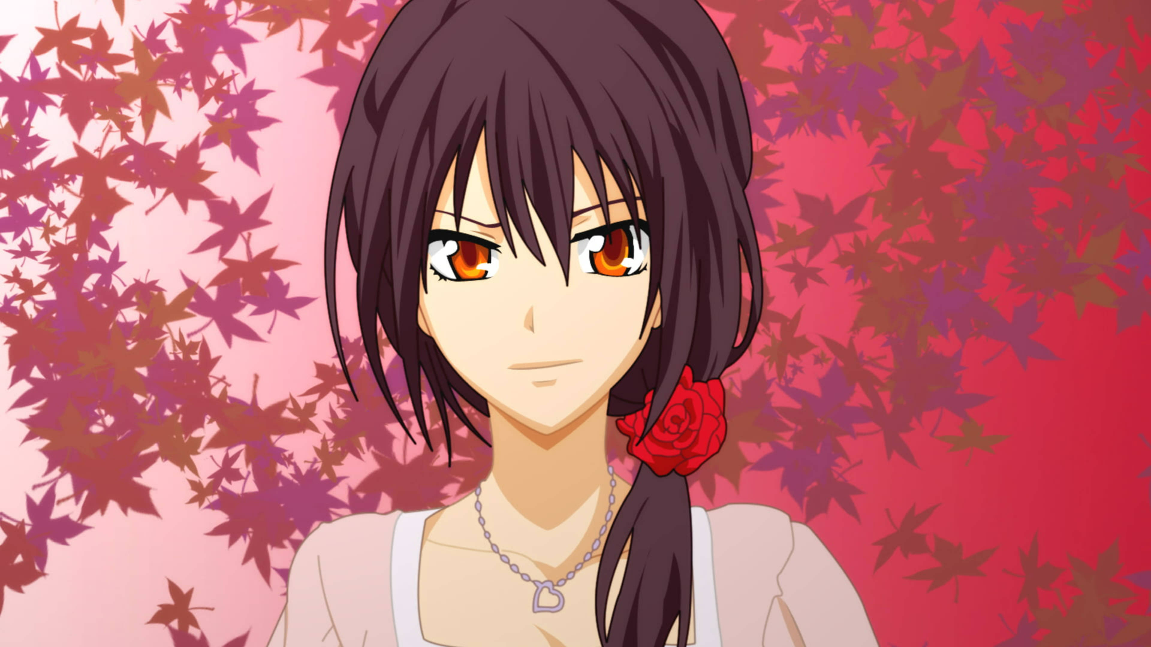 Maid Sama 紫咲美咲楓葉粉紅 壁紙 — 黑髮橙眼動漫女孩站在鮮紅與粉紅楓葉背景前。