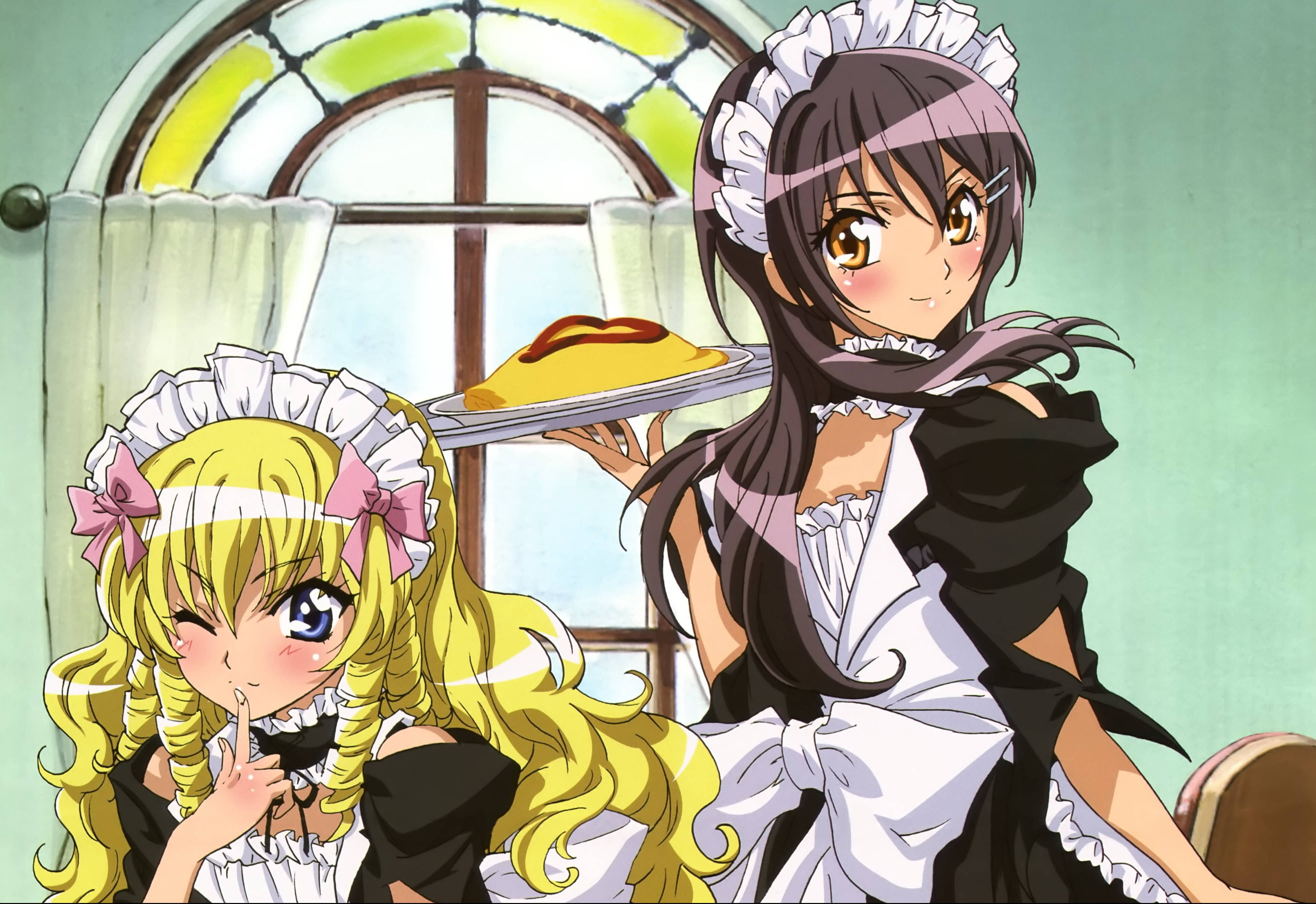 Maid Sama 紫咲美咲與相原愛 壁紙 — 兩個穿著黑白制服的女僕動漫角色在彩繪玻璃窗附近提供餡餅。
