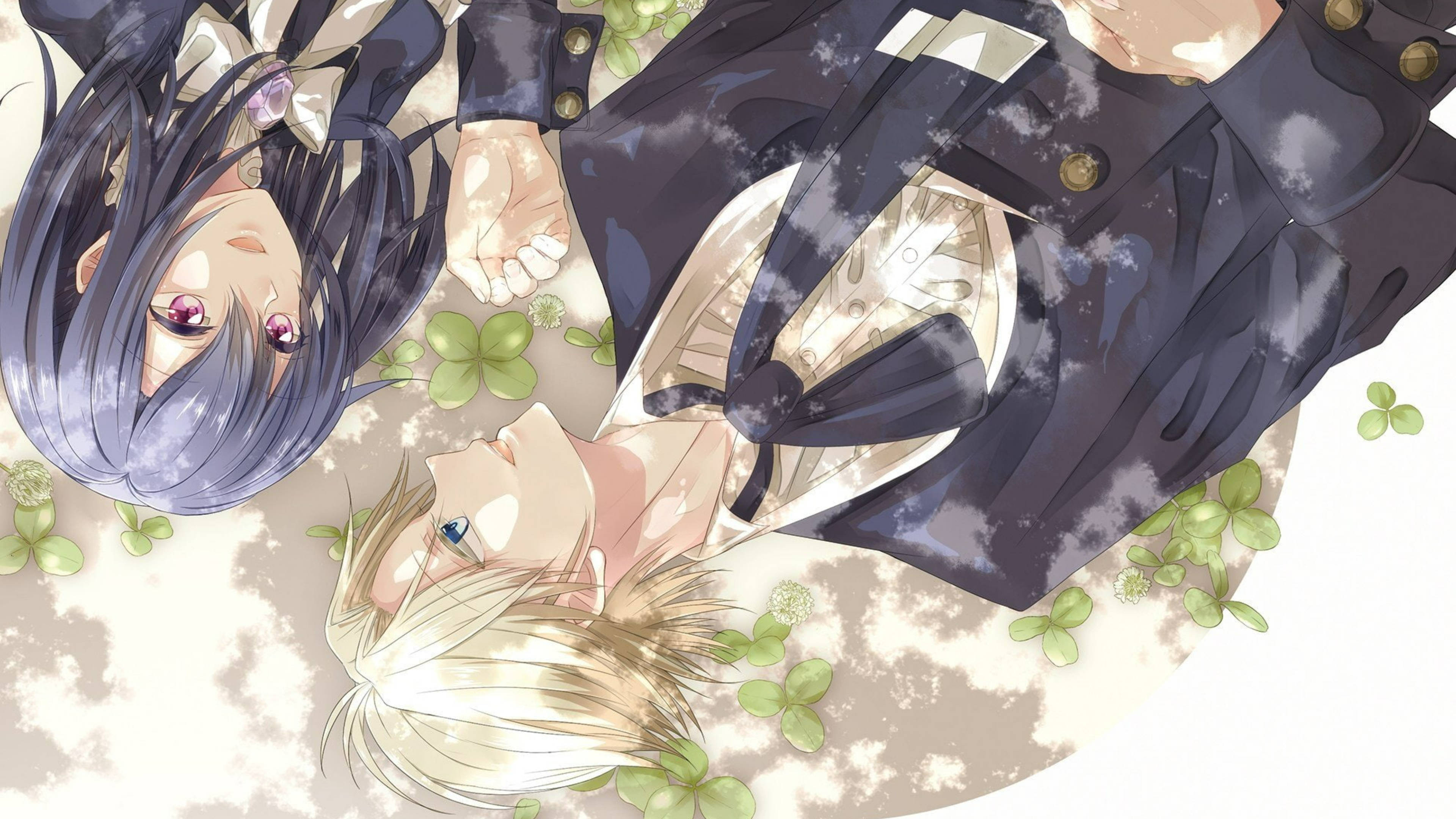 《 Maid Sama 》雙人組：宮澤美咲與高橋涼介 壁紙 — 兩個動漫角色在柔光下纏繞在佈滿三葉草的地上，雙手緊握，呈現溫柔一刻。
