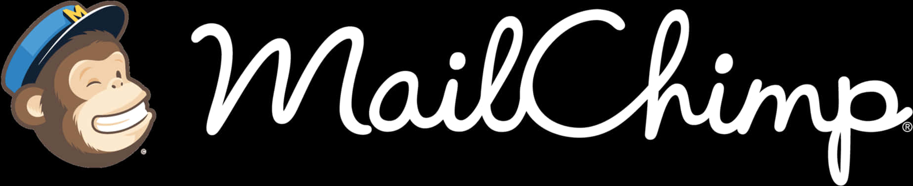 Mailchimp 標誌配吉祥物 Freddie 壁紙 — 一隻戴著藍色郵差帽的開心卡通猴子，在黑色背景上白色草書MailChimp標誌旁邊微笑。