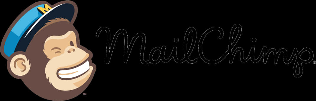 Mailchimp 猴子吉祥物標誌 壁紙 — 一隻戴著藍色郵差帽的開心卡通猴子，在黑色背景上微笑地站在草書MailChimp標誌旁邊。