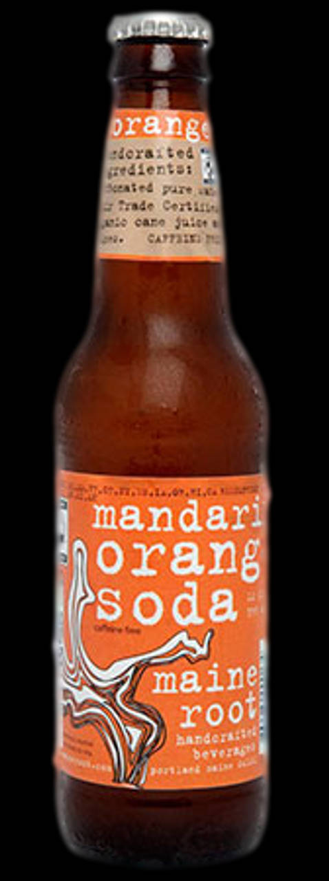 Maine Root 橘子蘇打飲料 壁紙 — 冰凍琥珀色玻璃瓶裝 Mandari 橙味汽水，帶有橙色標籤和白色風格化根部設計，背景為黑色。