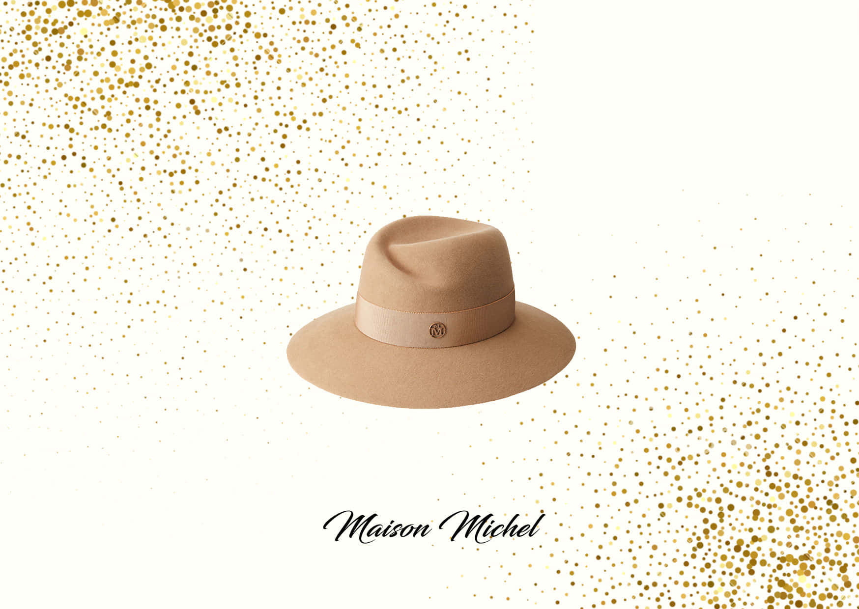 Maison Michel 毛呢 Fedora 帽 壁紙 — 一頂米色軟呢帽，配有奶油色帶子和金色標誌，放在帶有金色閃粉的白色背景上。