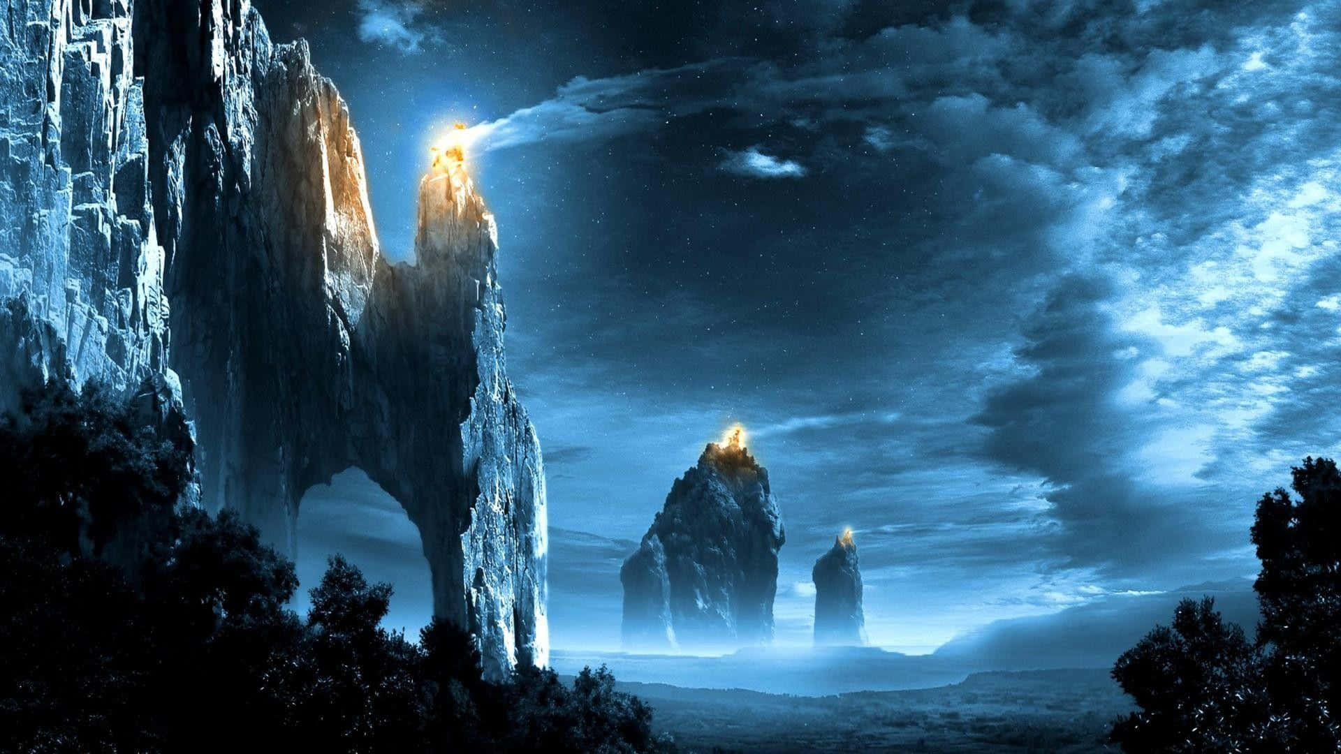 在繁星點點的夜空下，發光的山峰從霧氣中升起。